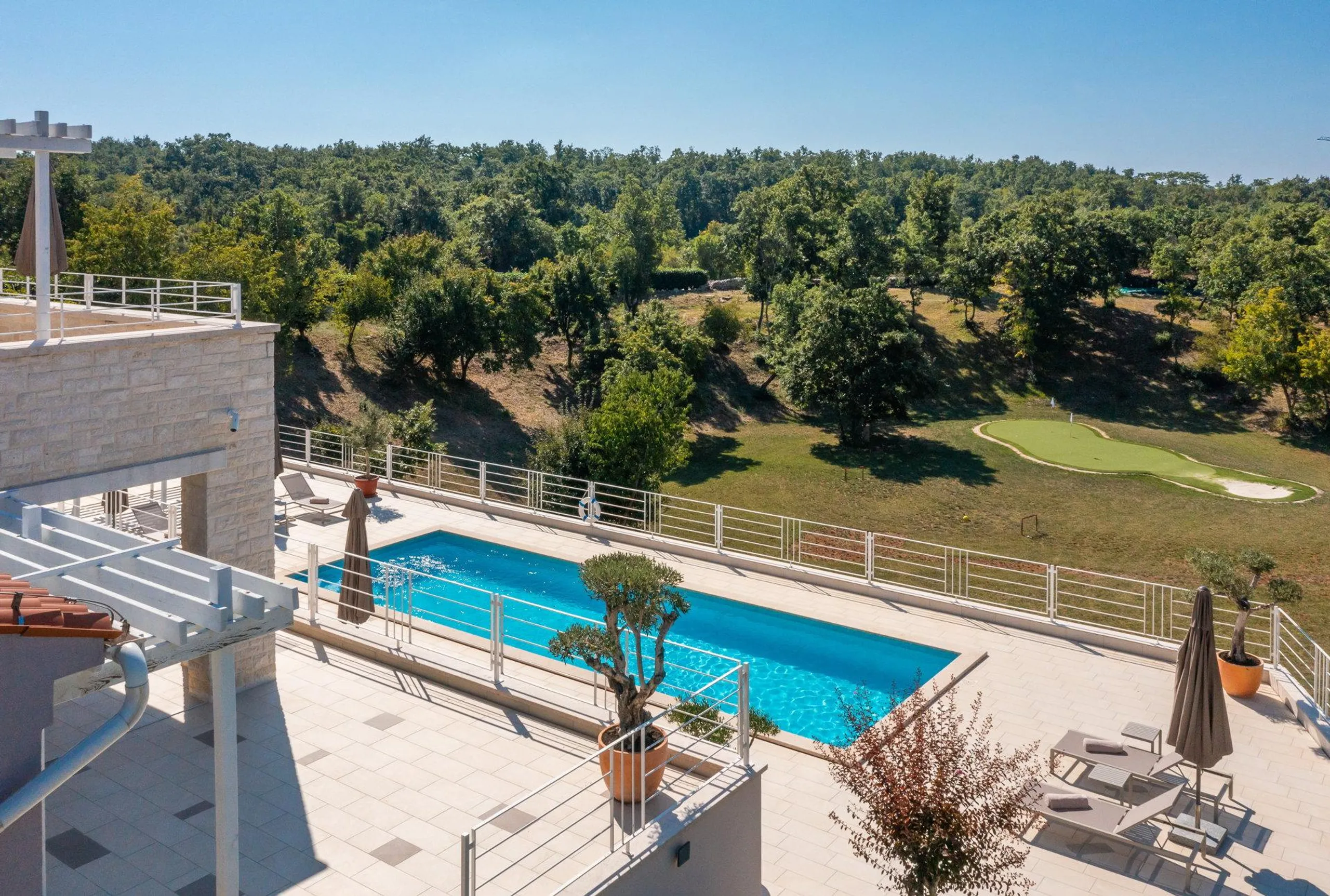 Awe-inspiring Private Complex with 3 Pools for Large Groups in Istria's Countryside — photograph 10