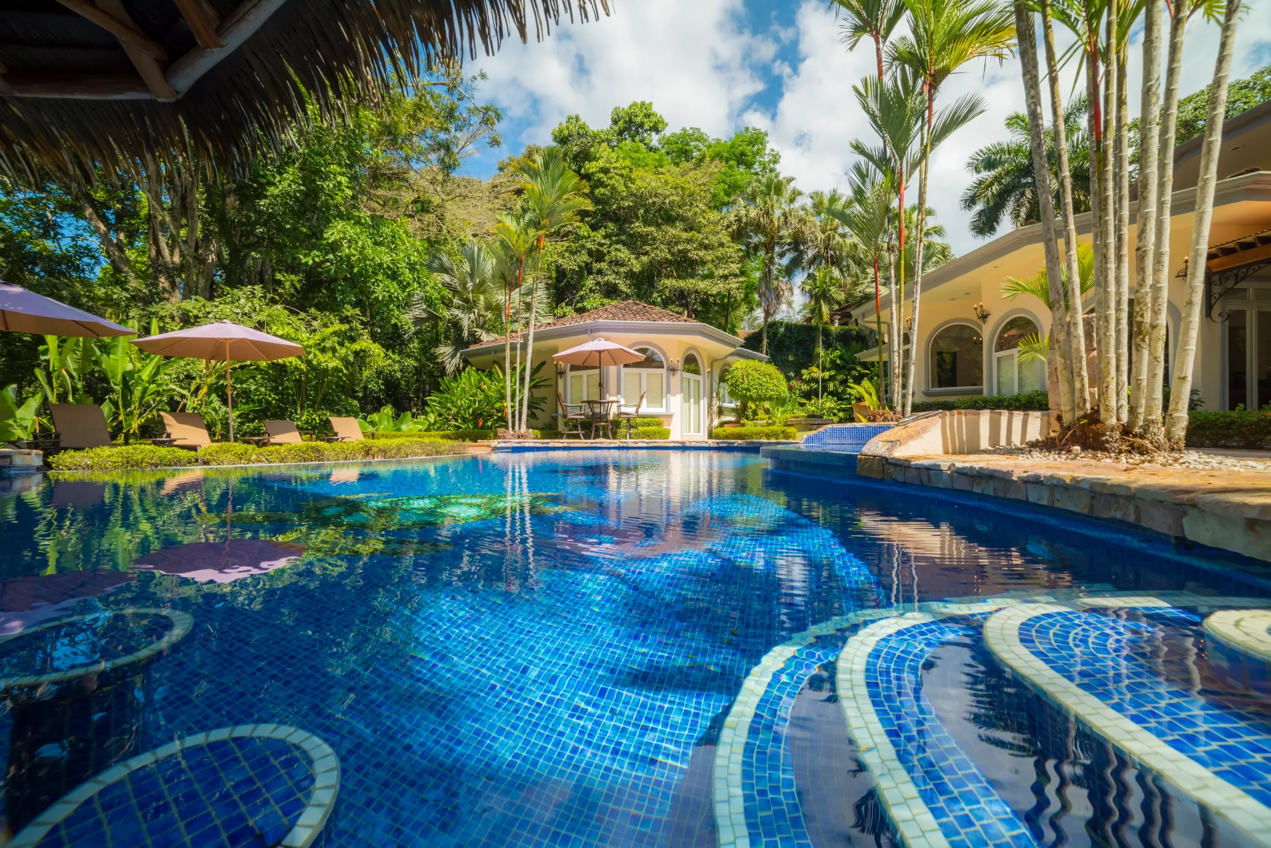 Captivating Costa Rica Estate with Invigorating Pool — photograph 3