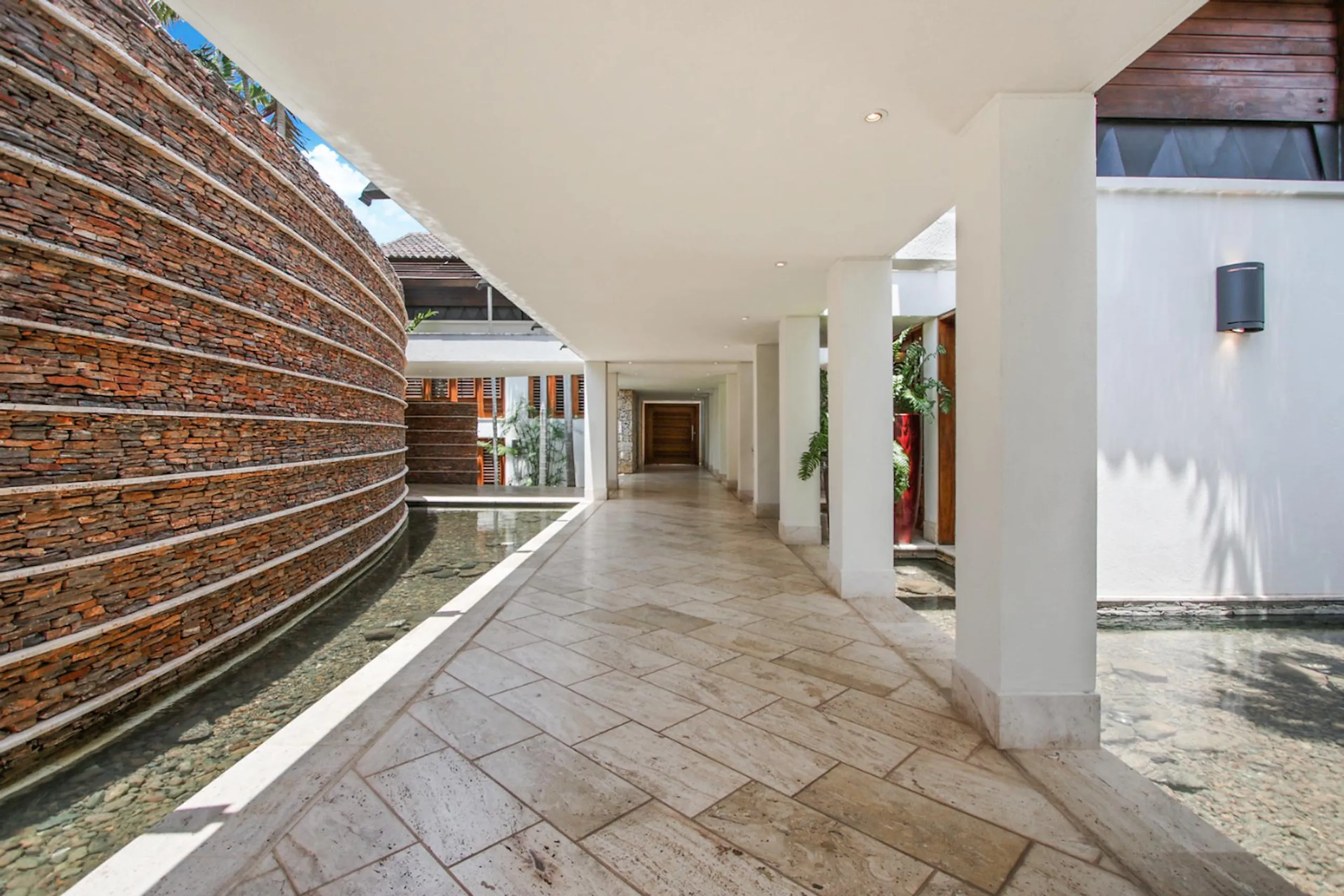 Radiant Spacious Retreat with Infinity Pool, Jacuzzi and Caribbean Sea Views — photograph 7