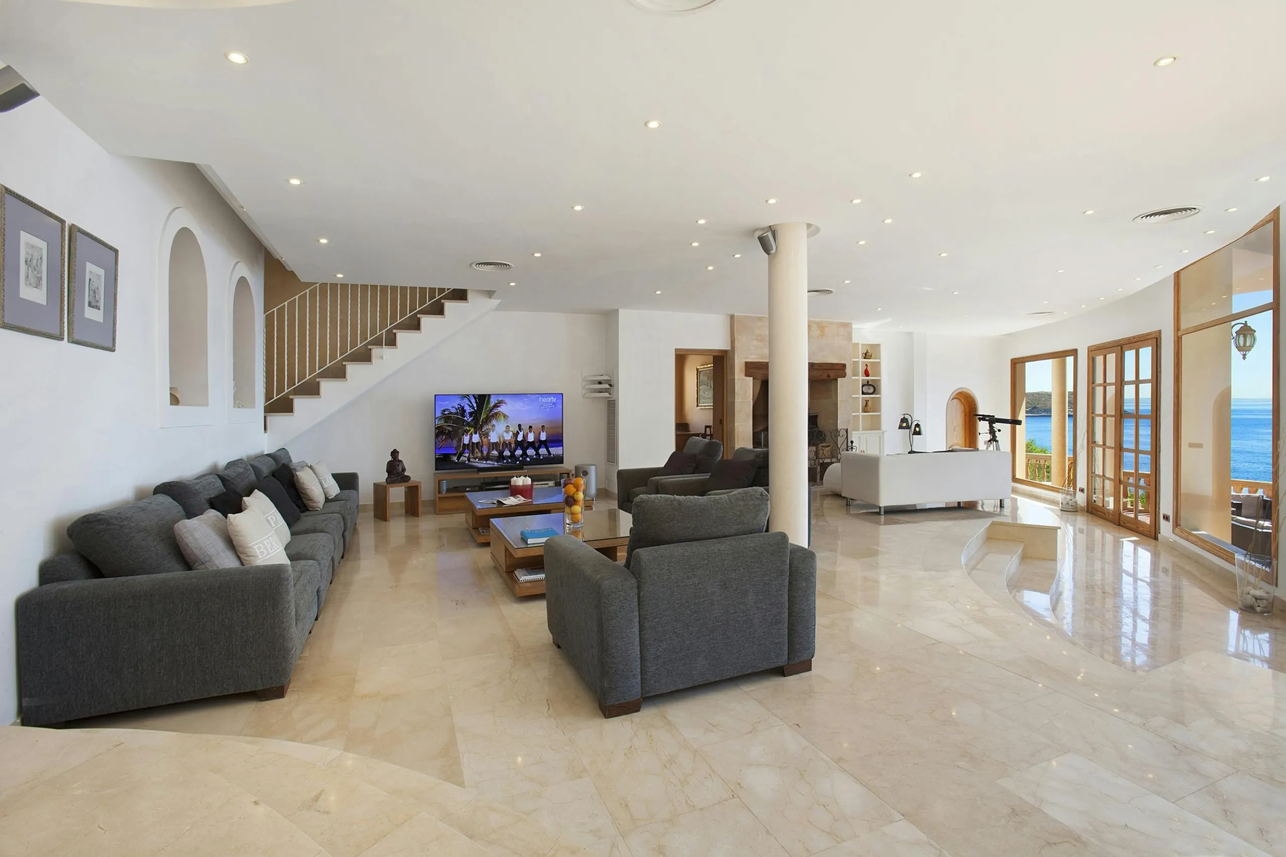 Breathtaking Oceanfront Villa in Mallorca with Infinity Pool and Jacuzzi — photograph 12