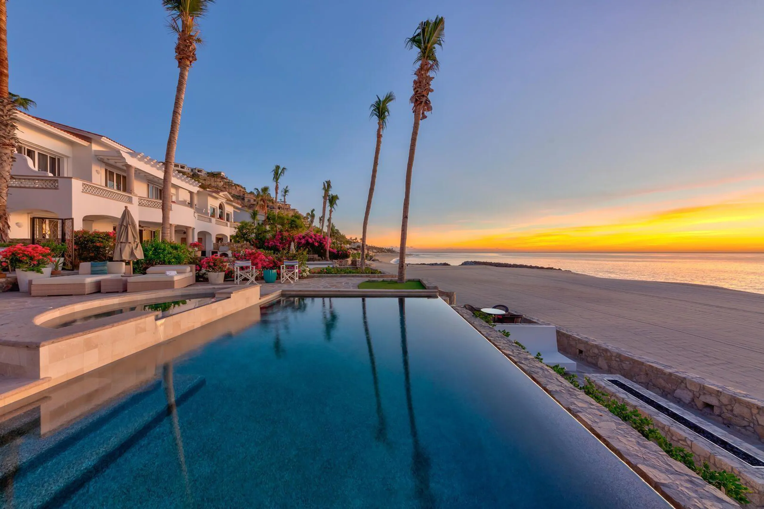 Contemporary Beachfront Villas Del Mar Luxe Retreat with Infinity Pool and Ocean Views — photograph 9