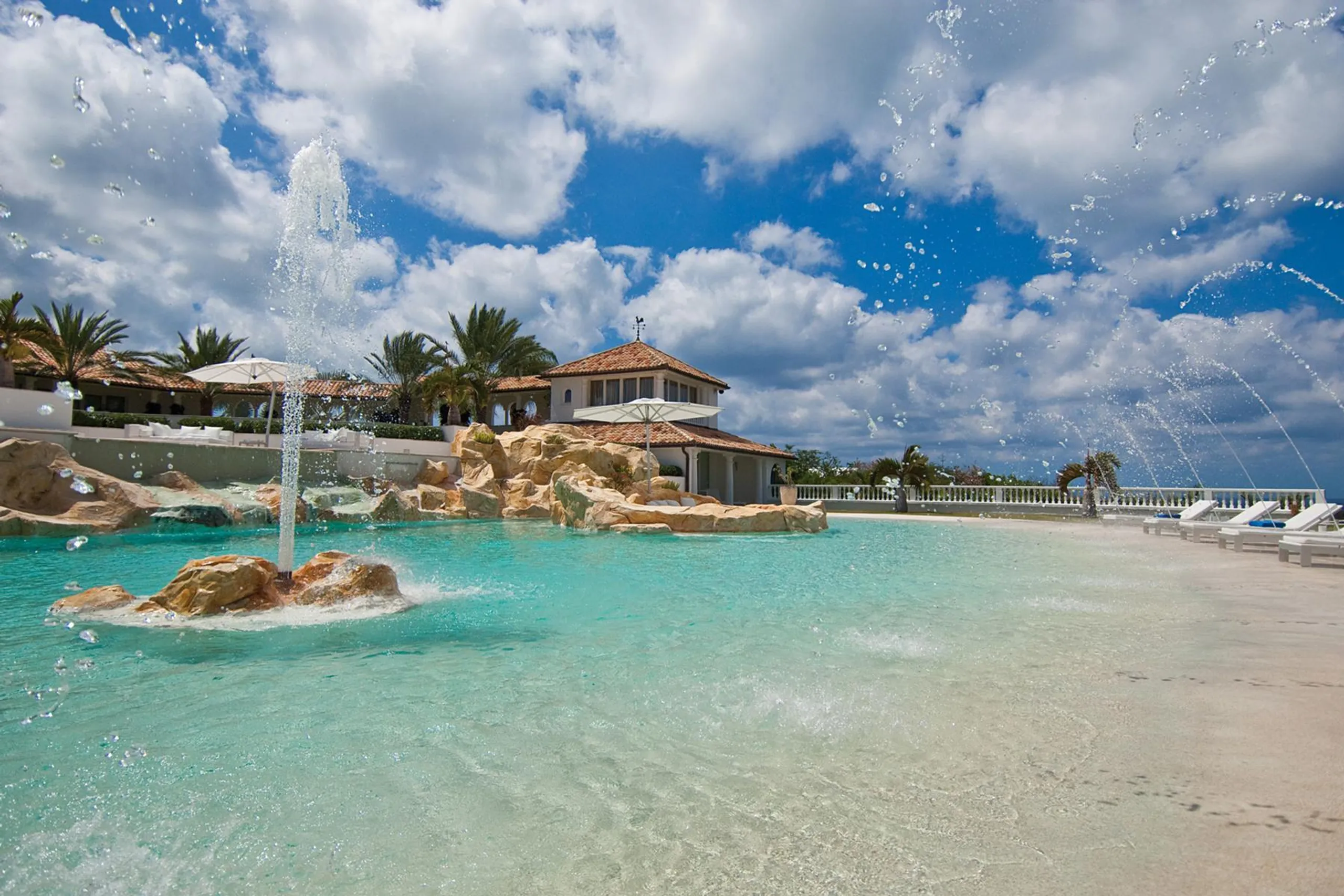 Exclusive Luxe Oasis  with Two Pools and Breathtaking Views of the Caribbean Sea — photograph 3