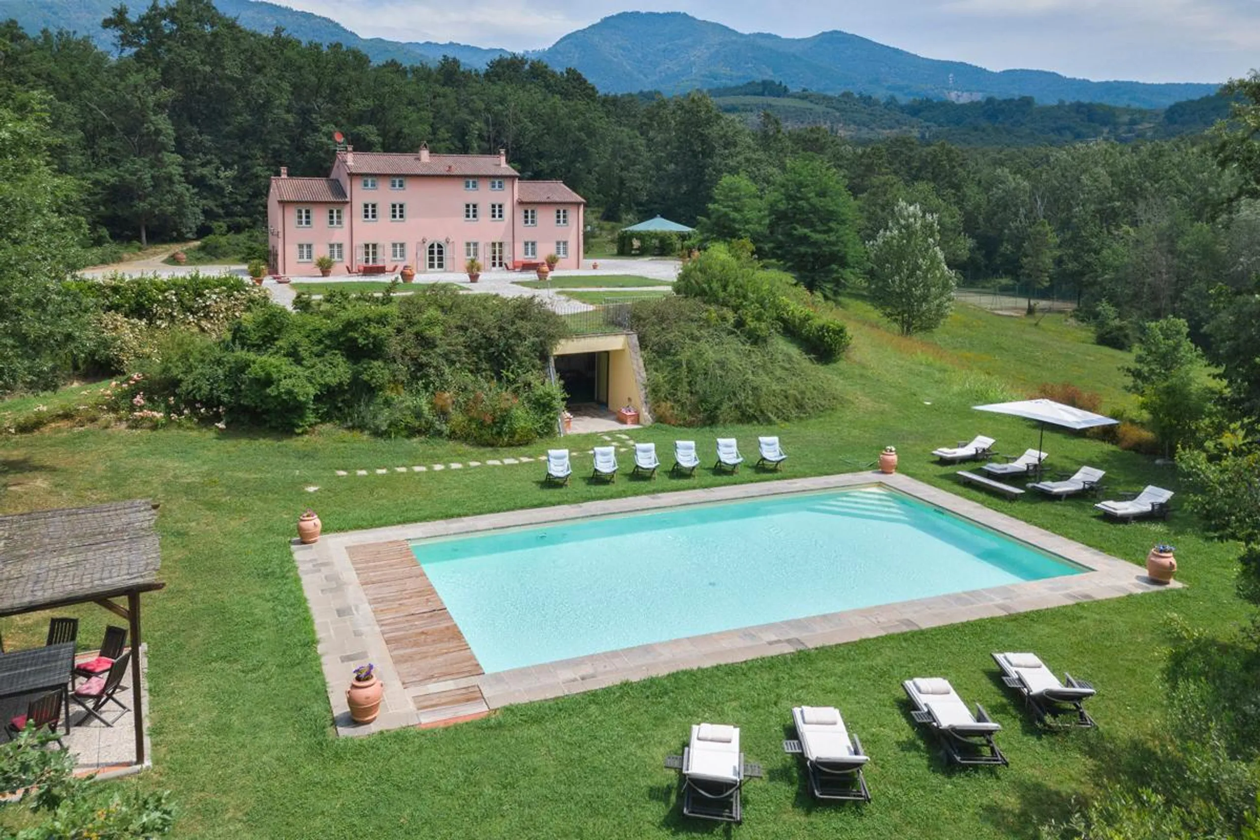 Majestic Four-Storey Villa with Private Pool, Gym and Sauna — photograph 2