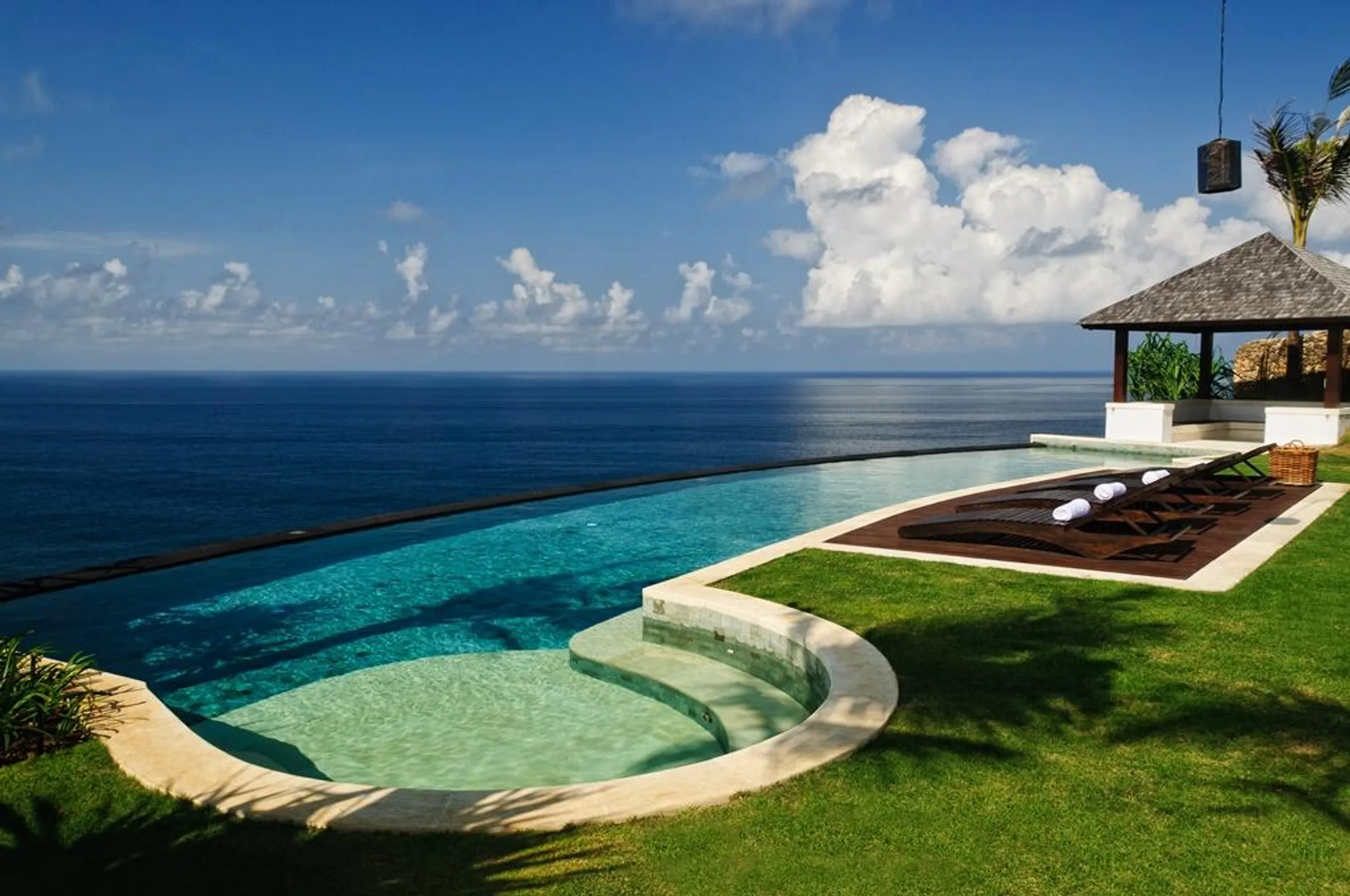 Uluwatu Cliffside Luxe Ocean View Estate with Infinity Pool and Ocean Views — photograph 2