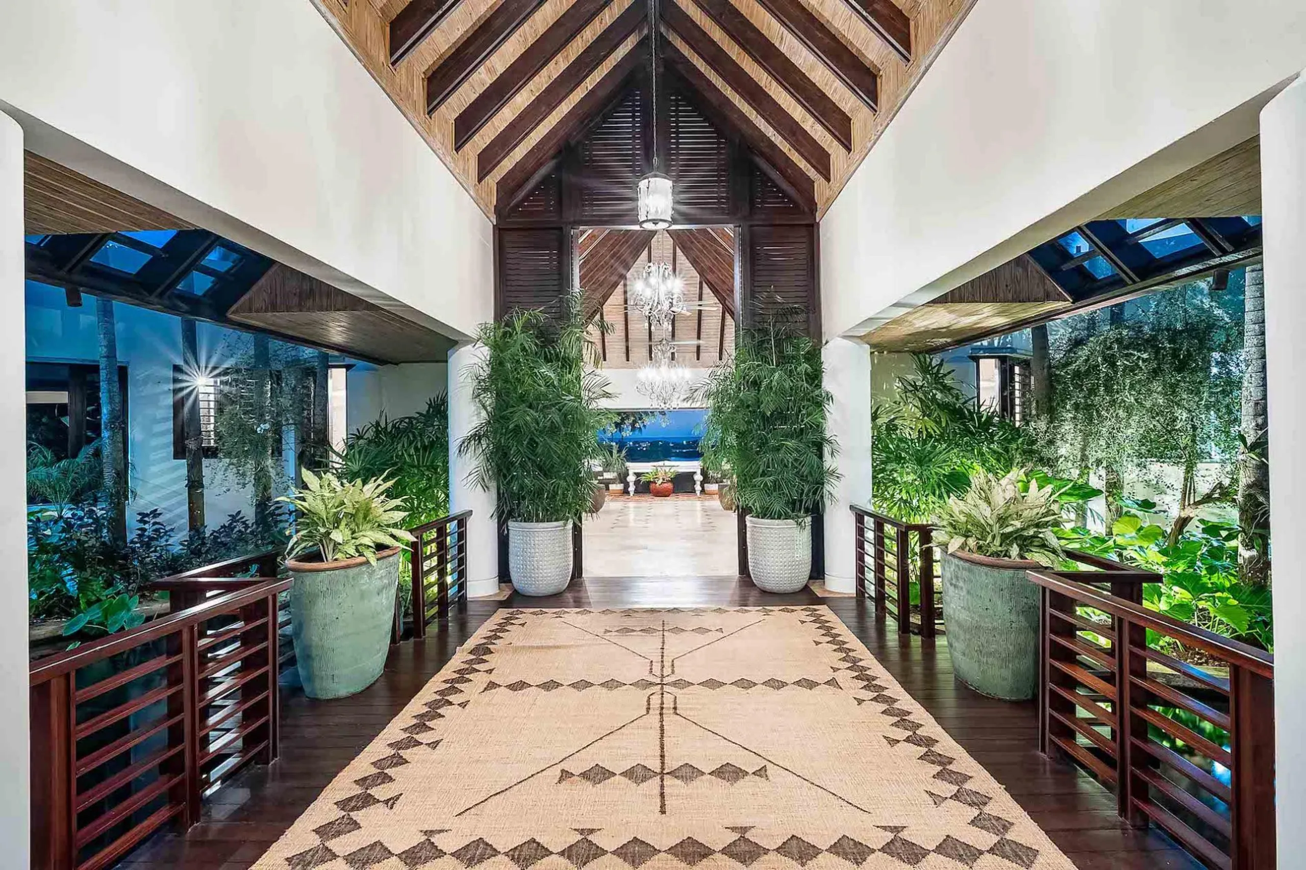 Exquisite 10BR Retreat with Caribbean Sea and Dye Fore Golf Course Views — photograph 8