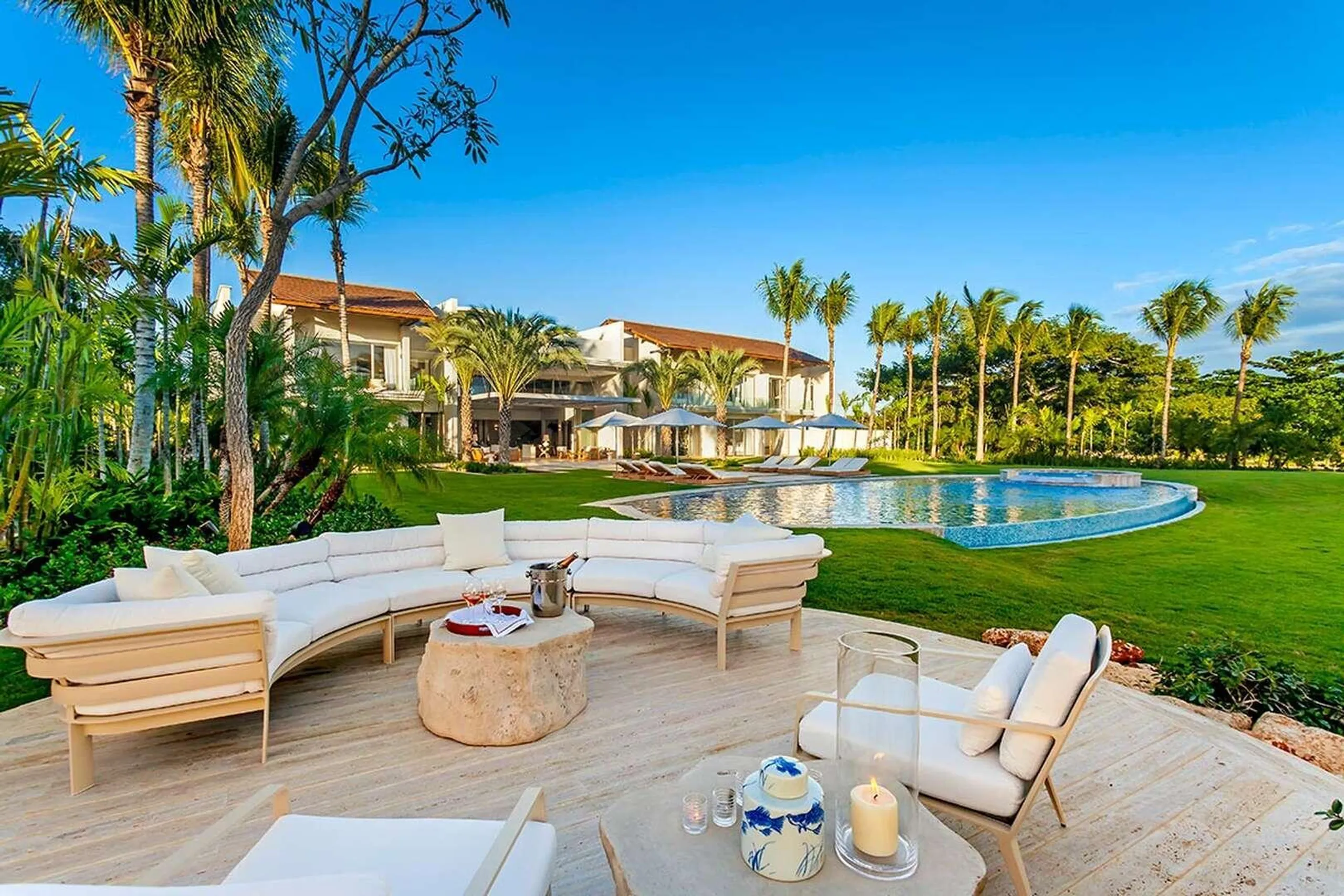 Elegant Contemporary Beach Estate with Private Pool — photograph 7