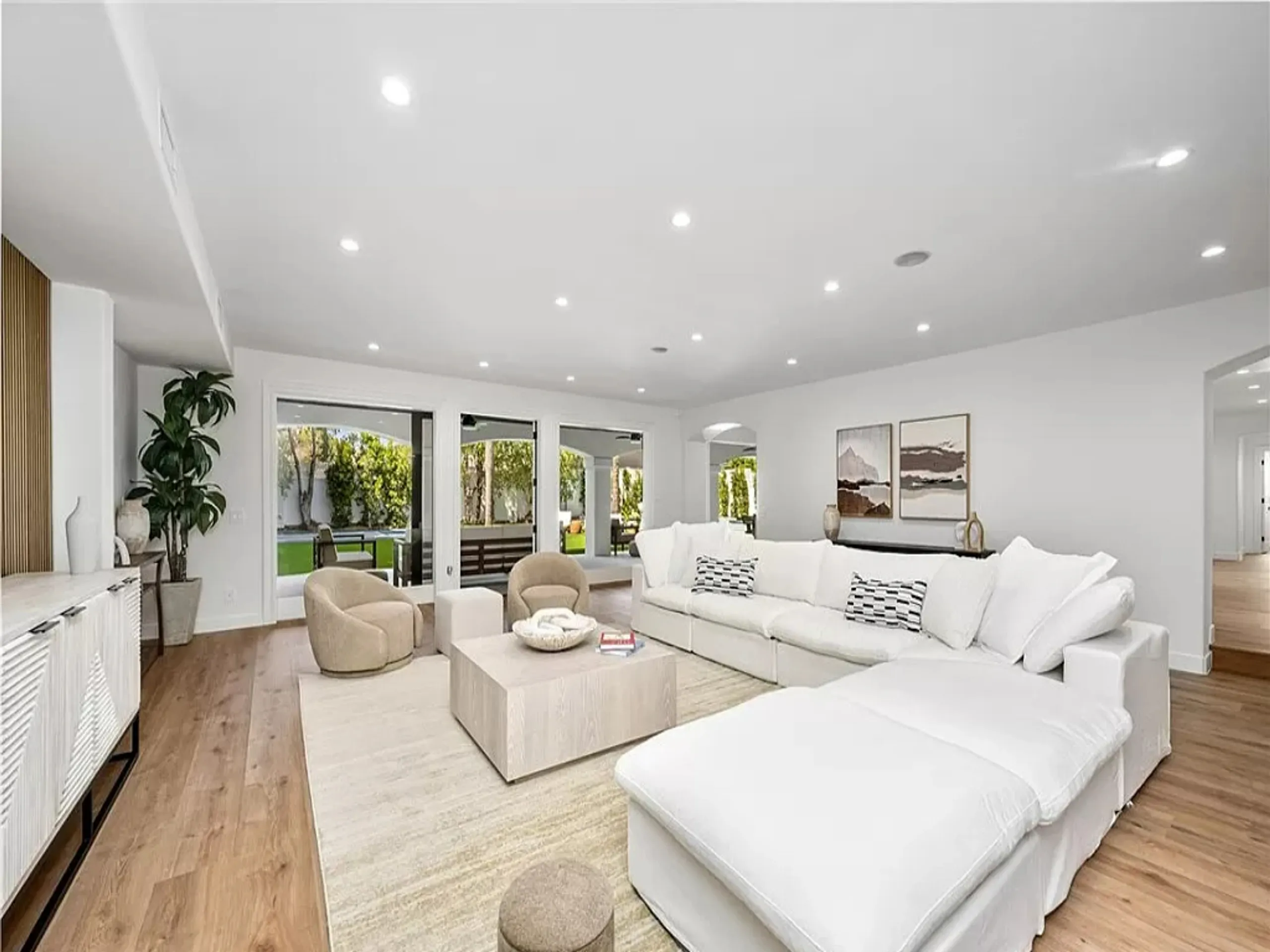 Classic Sherman Oaks Estate with Tennis Court — photograph 9