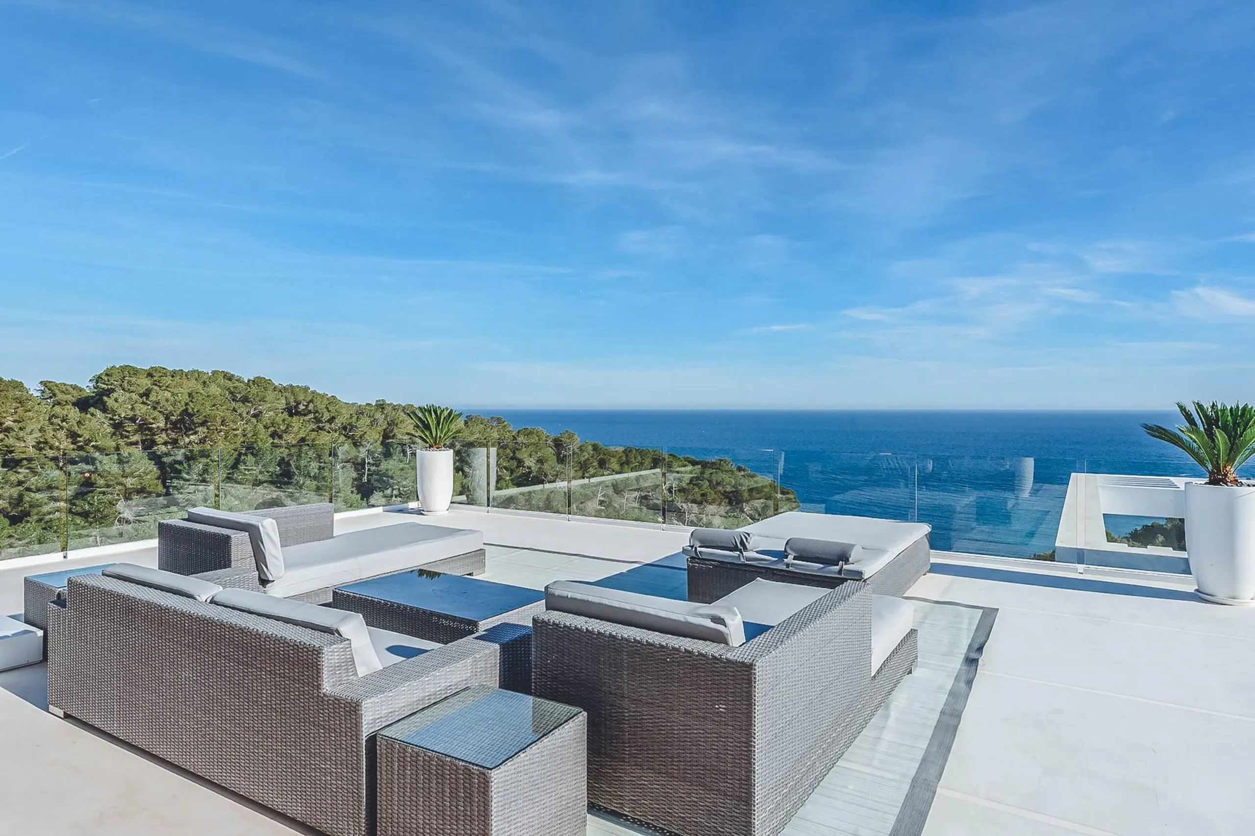 Awe-Inspiring Seafront Villa with Pool and Mediterranean Views — photograph 4
