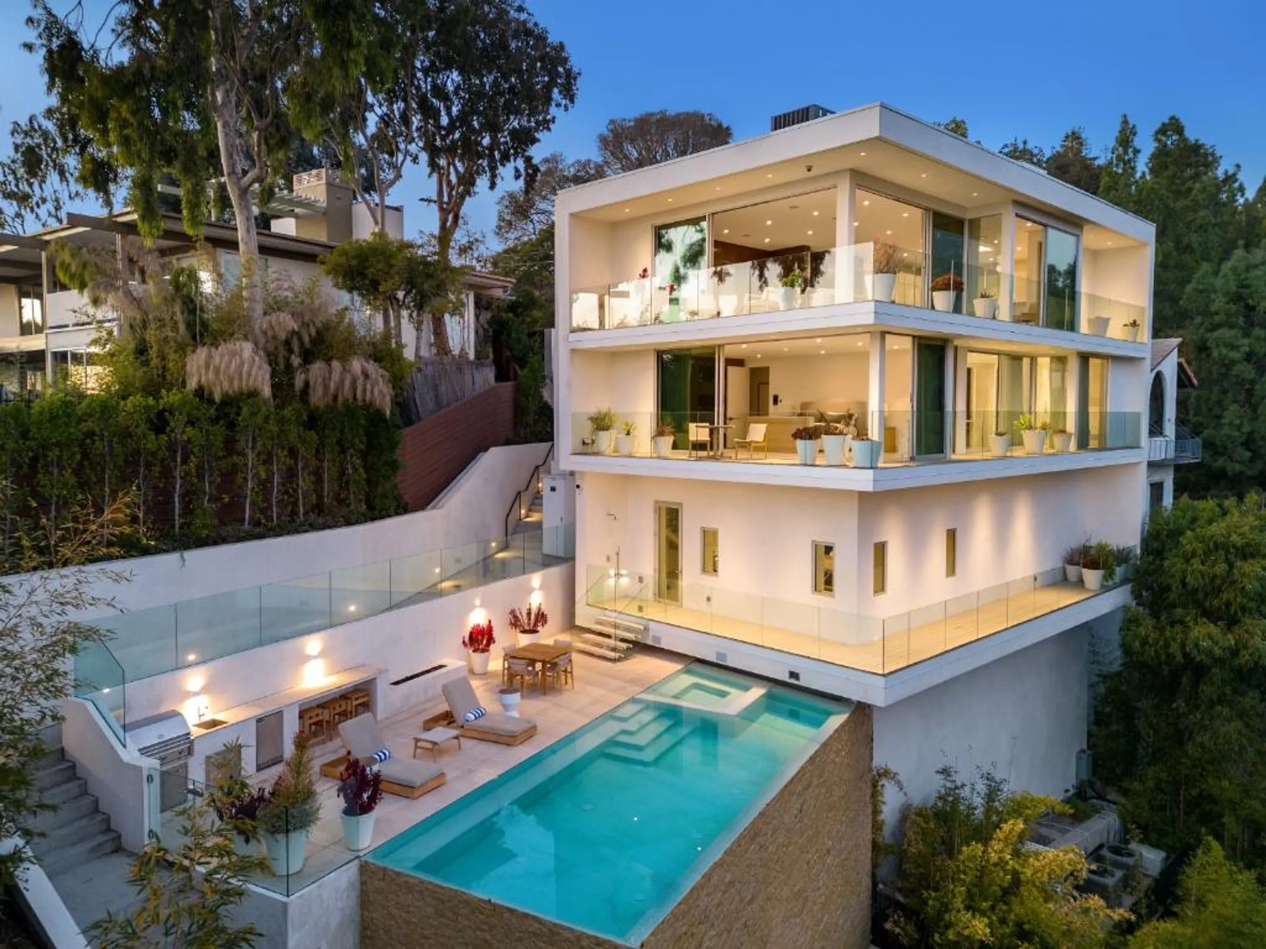 Glamorous Beverly Grove Villa with Invigorating Pool, Beverly Hills