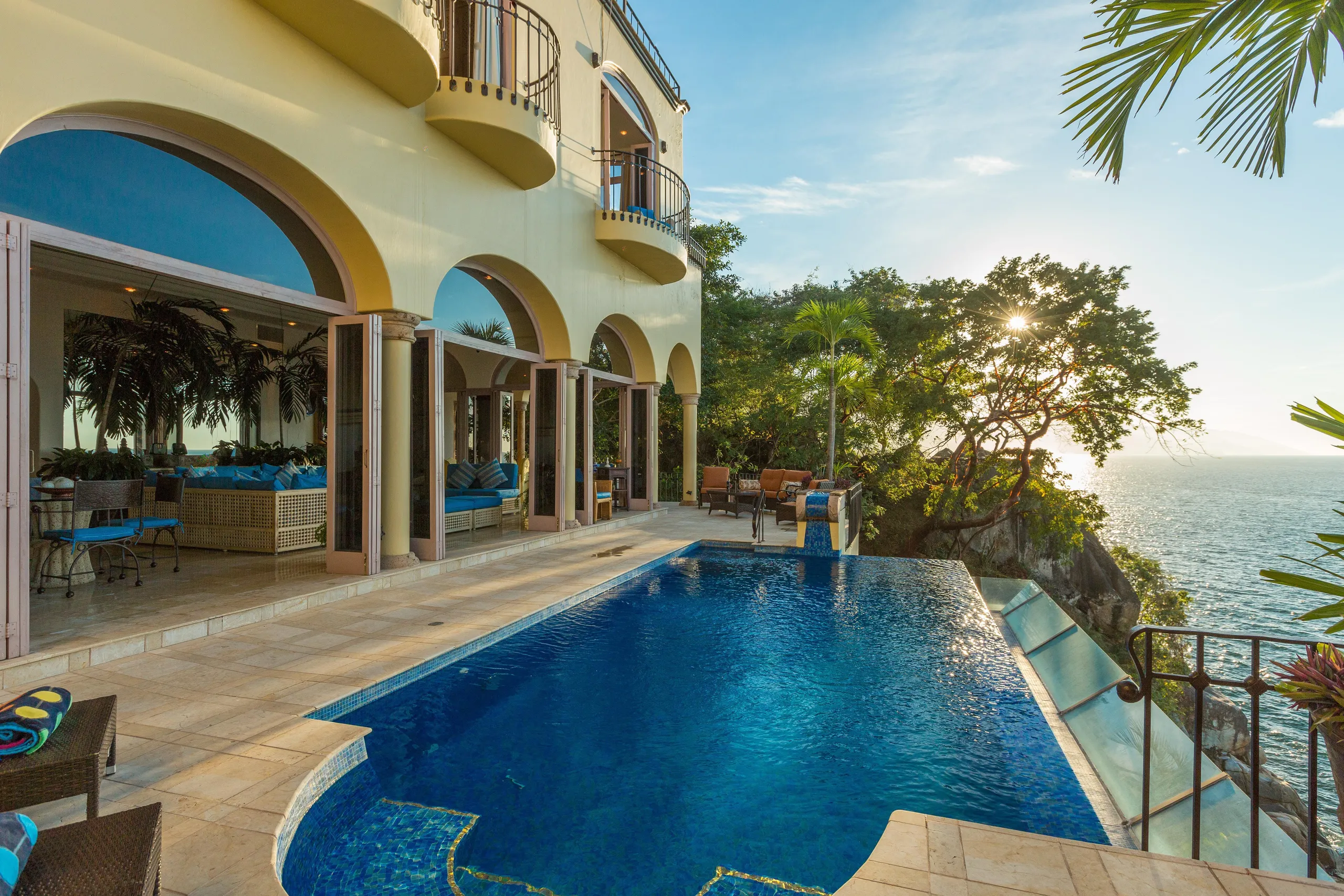 Elegant Cliffside Luxury Retreat with Infinity Pool and Ocean Views, Mismaloya