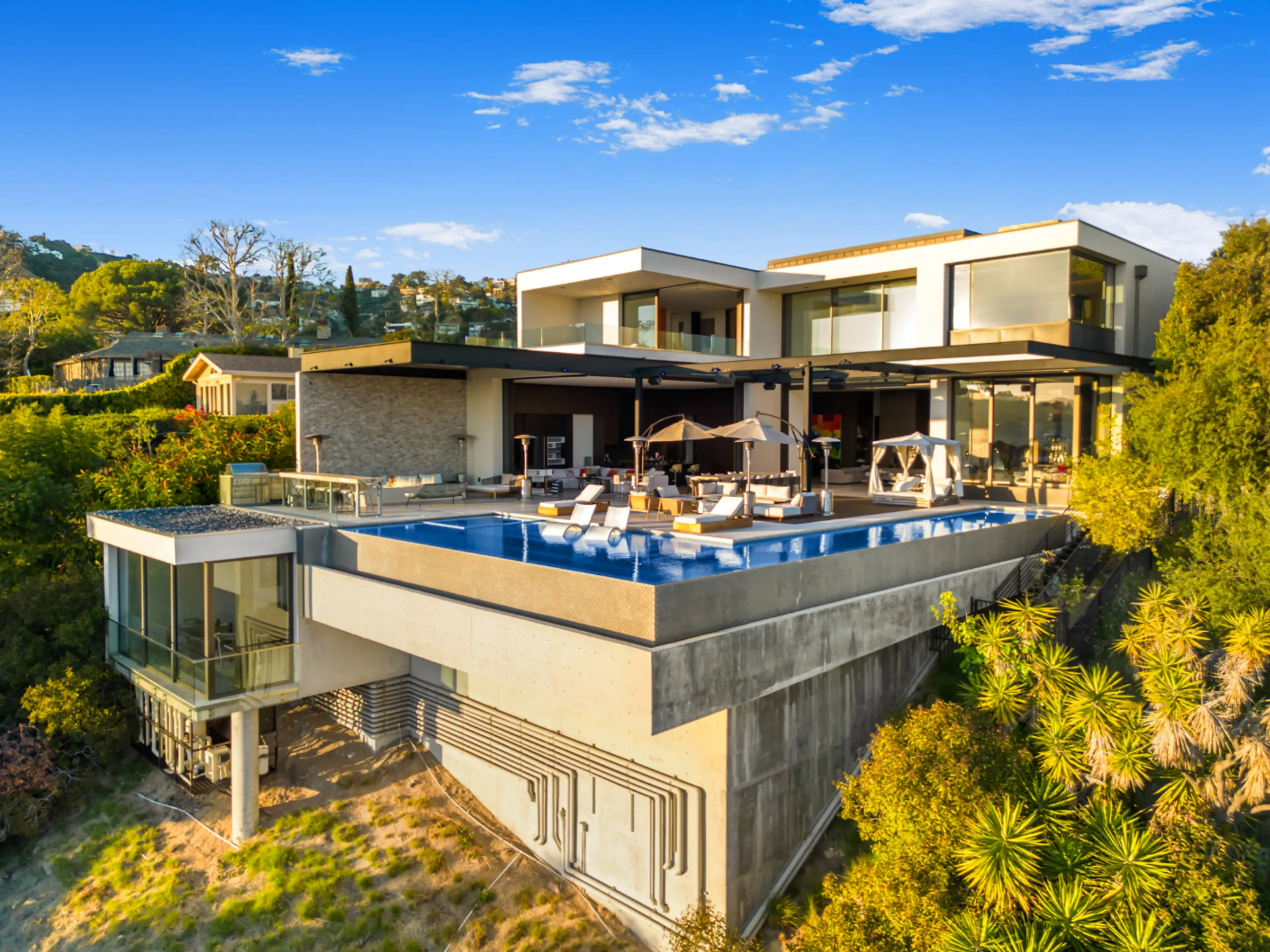 High End Four Bedroom Villa with Private Infinity Pool and Awe-Inspiring Views — photograph 5