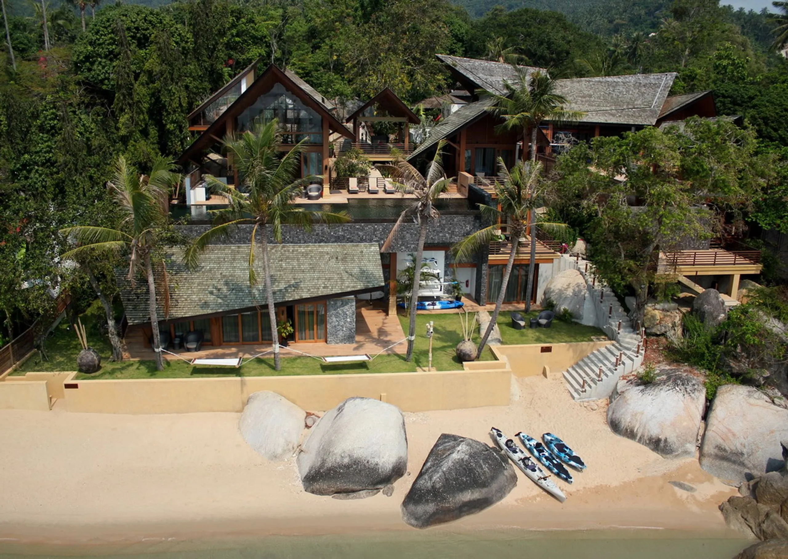Marvelous Tropical Retreat with Infinity Pool and Resort Style Amenities — photograph 2