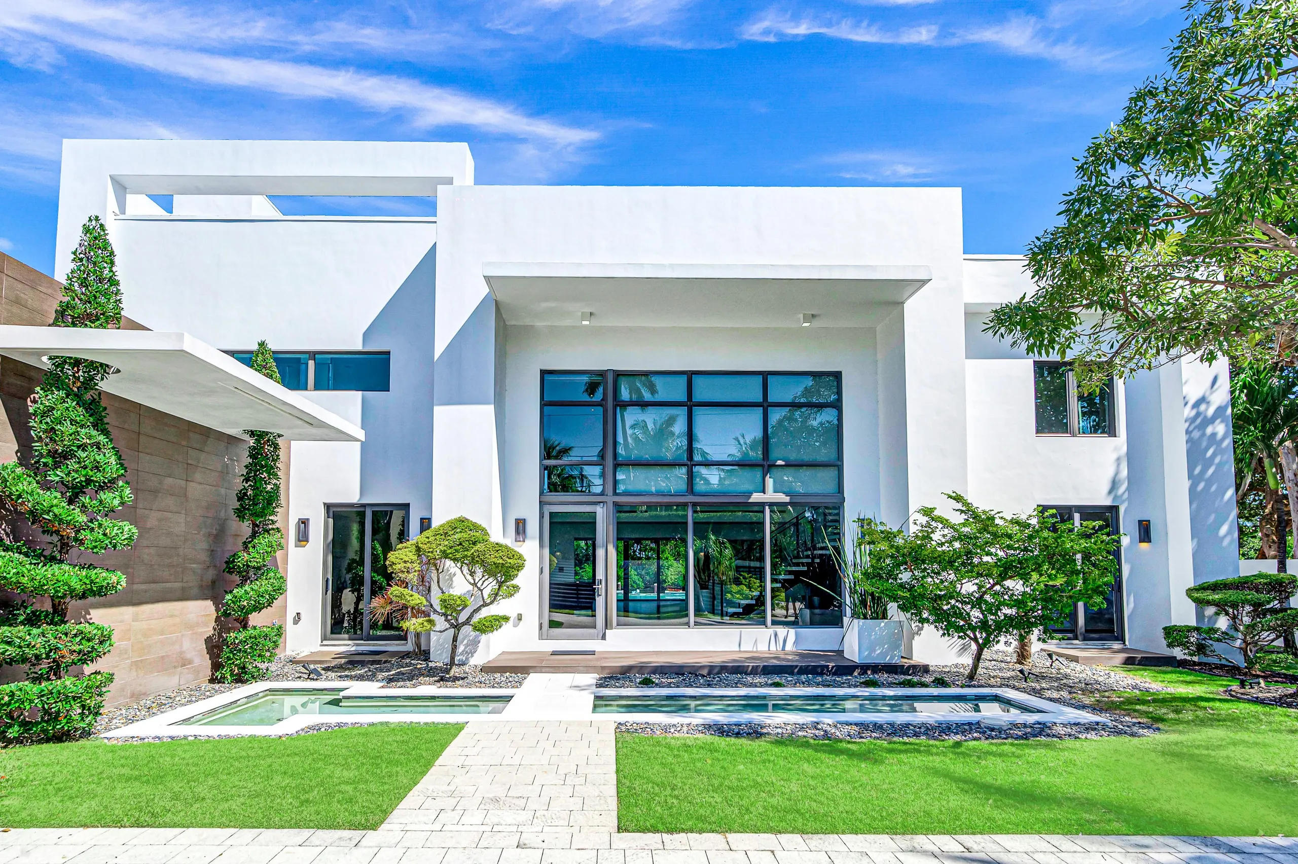 Waterfront Masterpiece Villa With Pool And Lake View — photograph 2