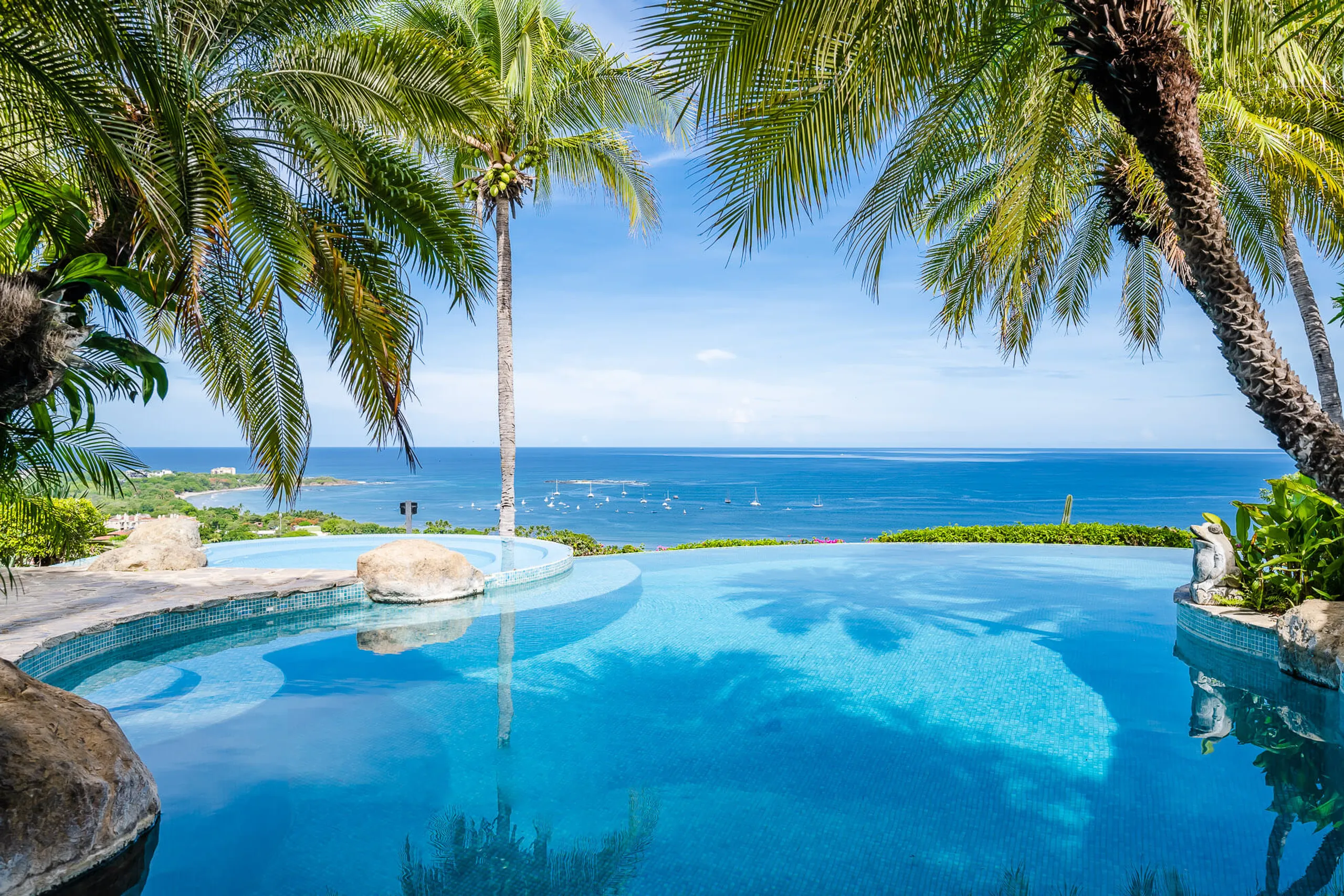 Sprawling 15 Bedroom Estate with Two Pools, and Ocean Views — photograph 12