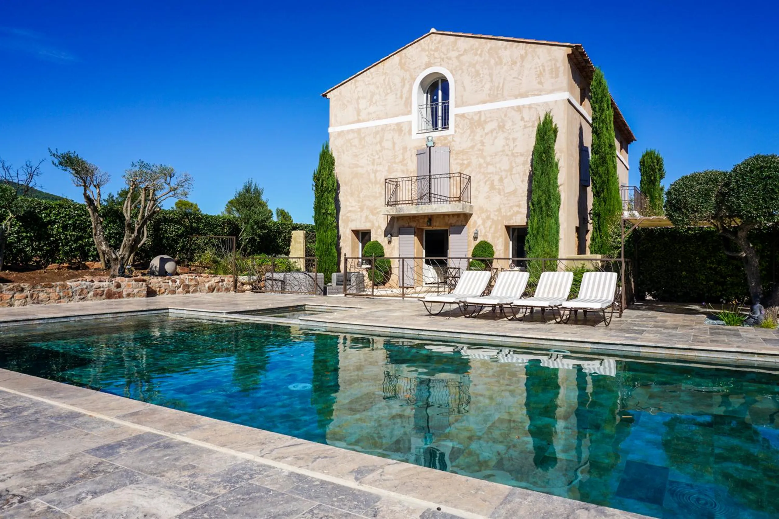 Captivating 4BR Villa with Private Pool and Vineyards — photograph 2