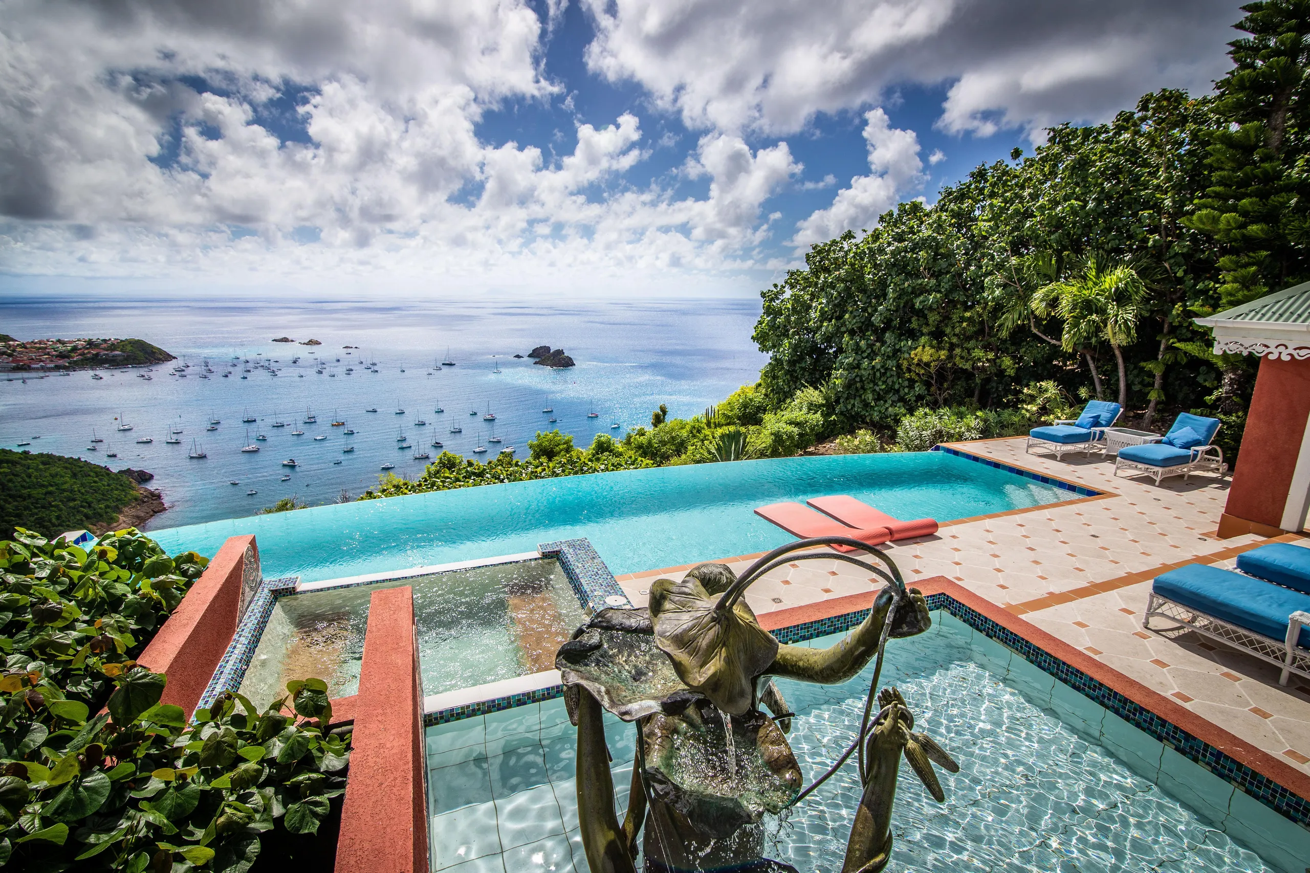 Noble Tropical Villa with Infinity Pool and Walks to Beach — photograph 3