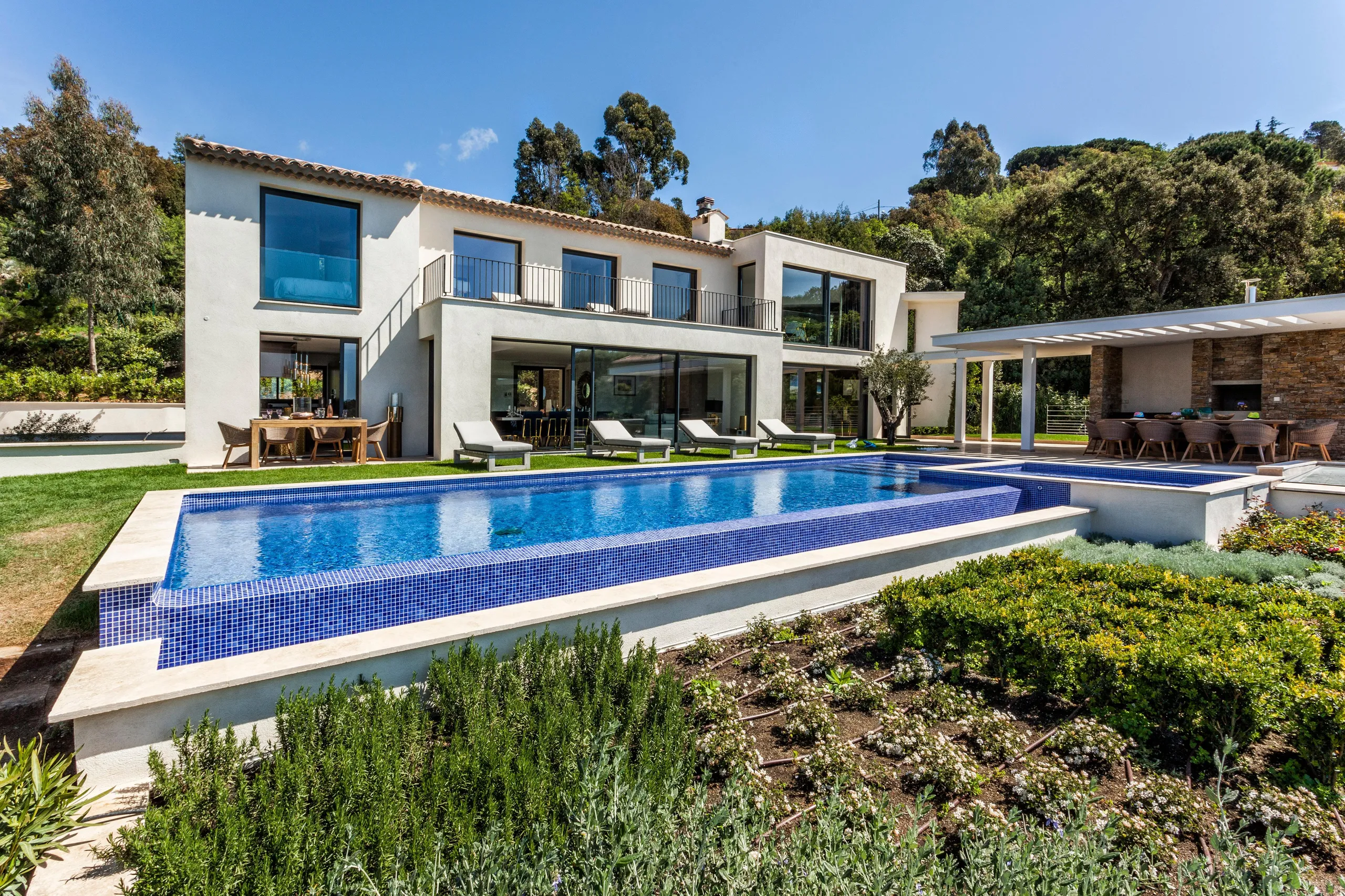 La Croix's Grandiose Villa with Pool and Stunning Ocean Views, France