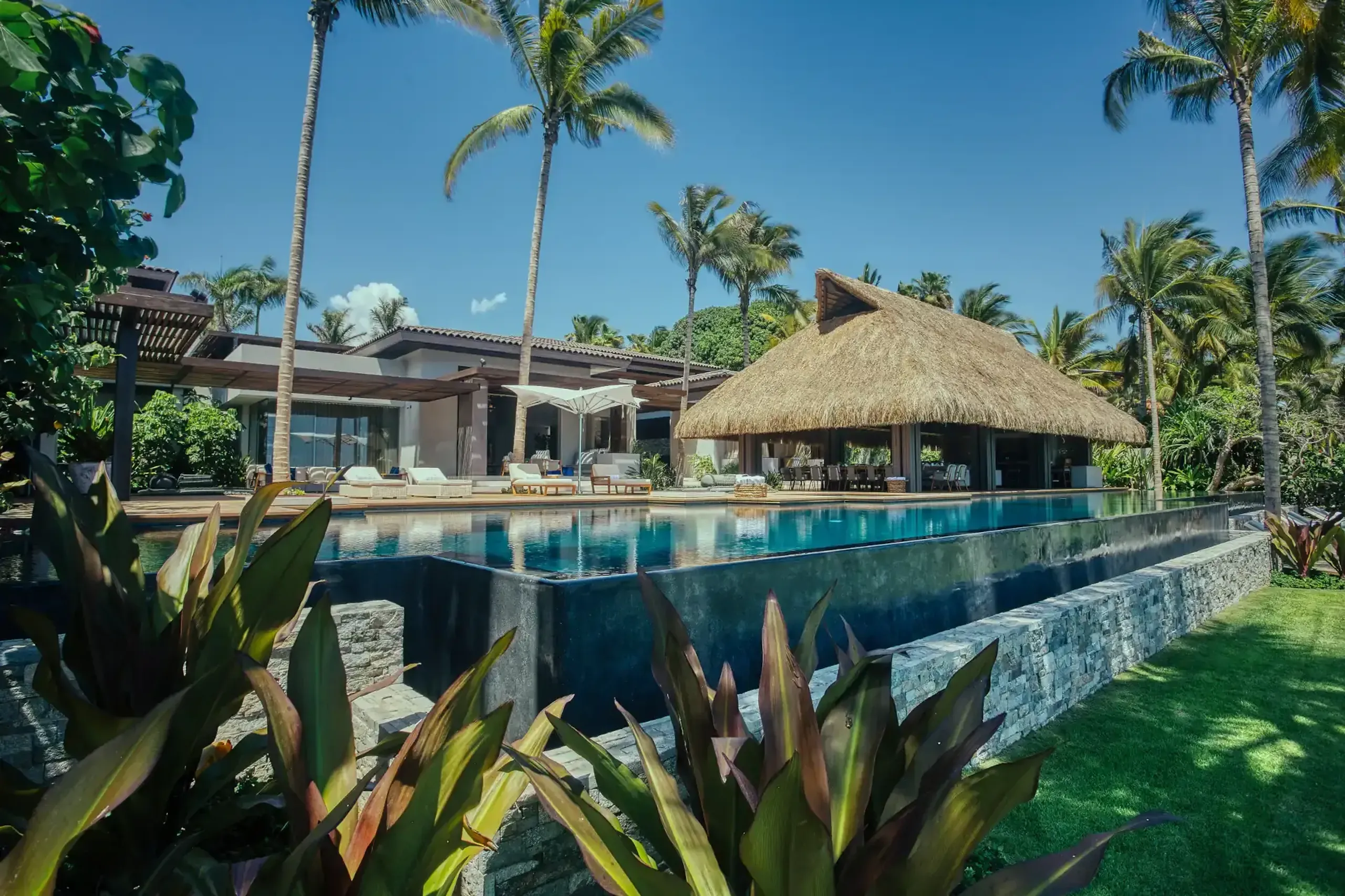 Splendid Ranchos Estates Beachfront Villa with Private Pool and Beach Views — photograph 4