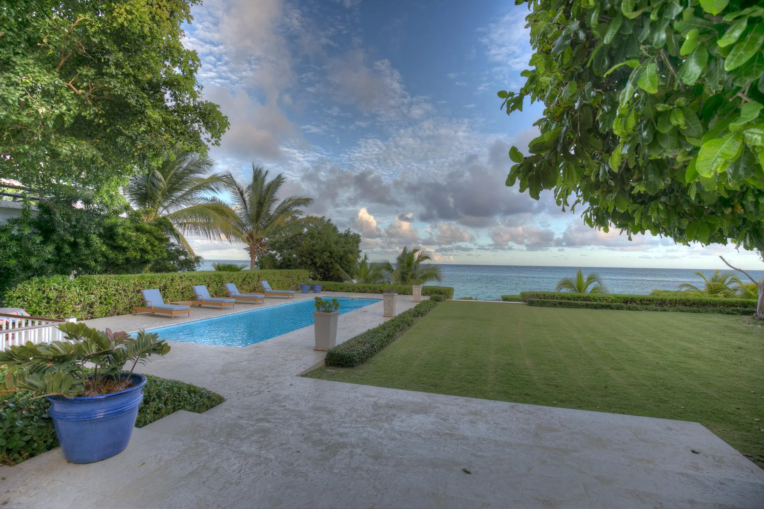 Picturesque Waterfront Villa with Private Pool and Stunning Views in Punta Cana — photograph 2