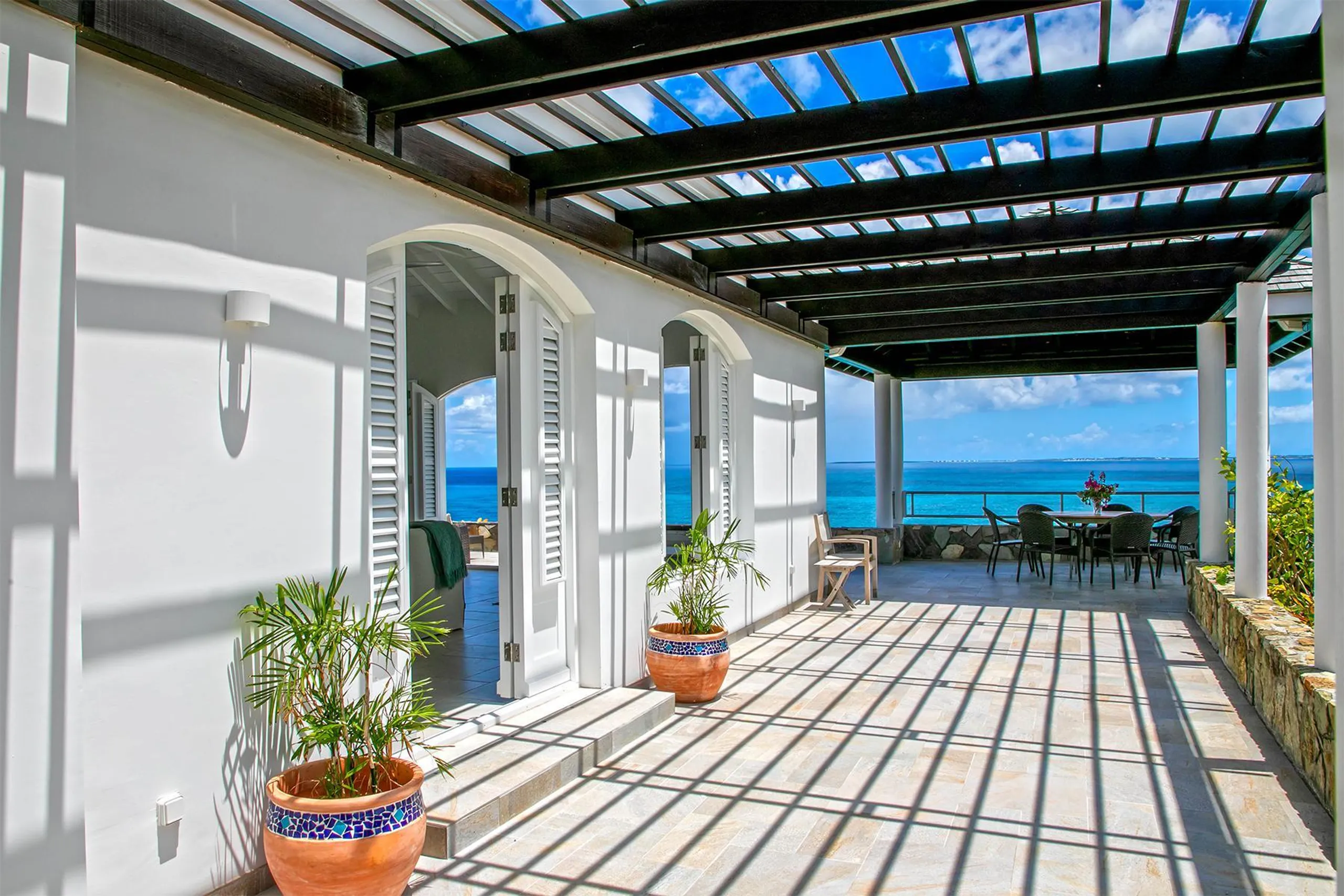 Light-filled Classic Caribbean Villa with Private Pool and  Direct Private Beach Access — photograph 2