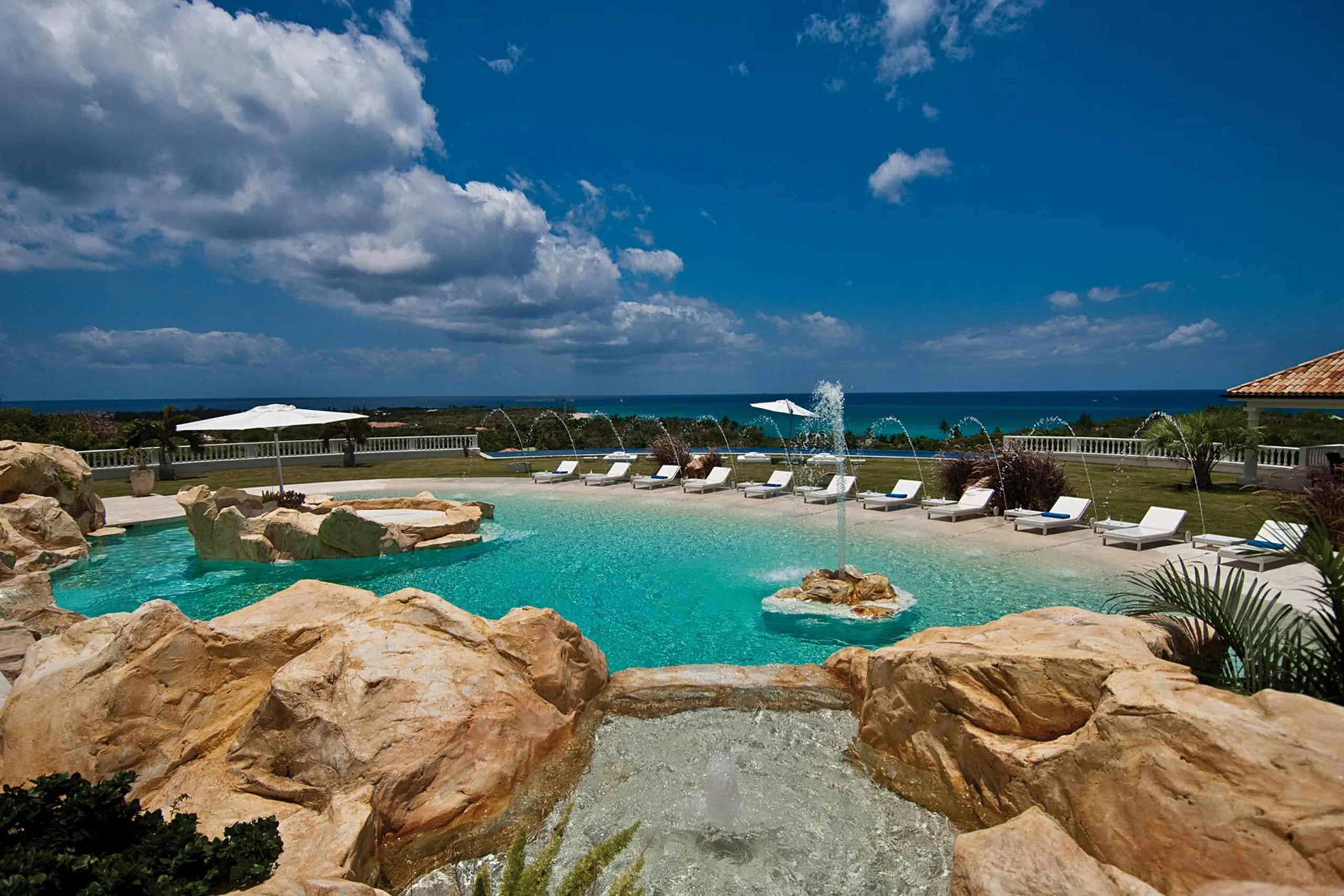 Exclusive Luxe Oasis  with Two Pools and Breathtaking Views of the Caribbean Sea — photograph 5