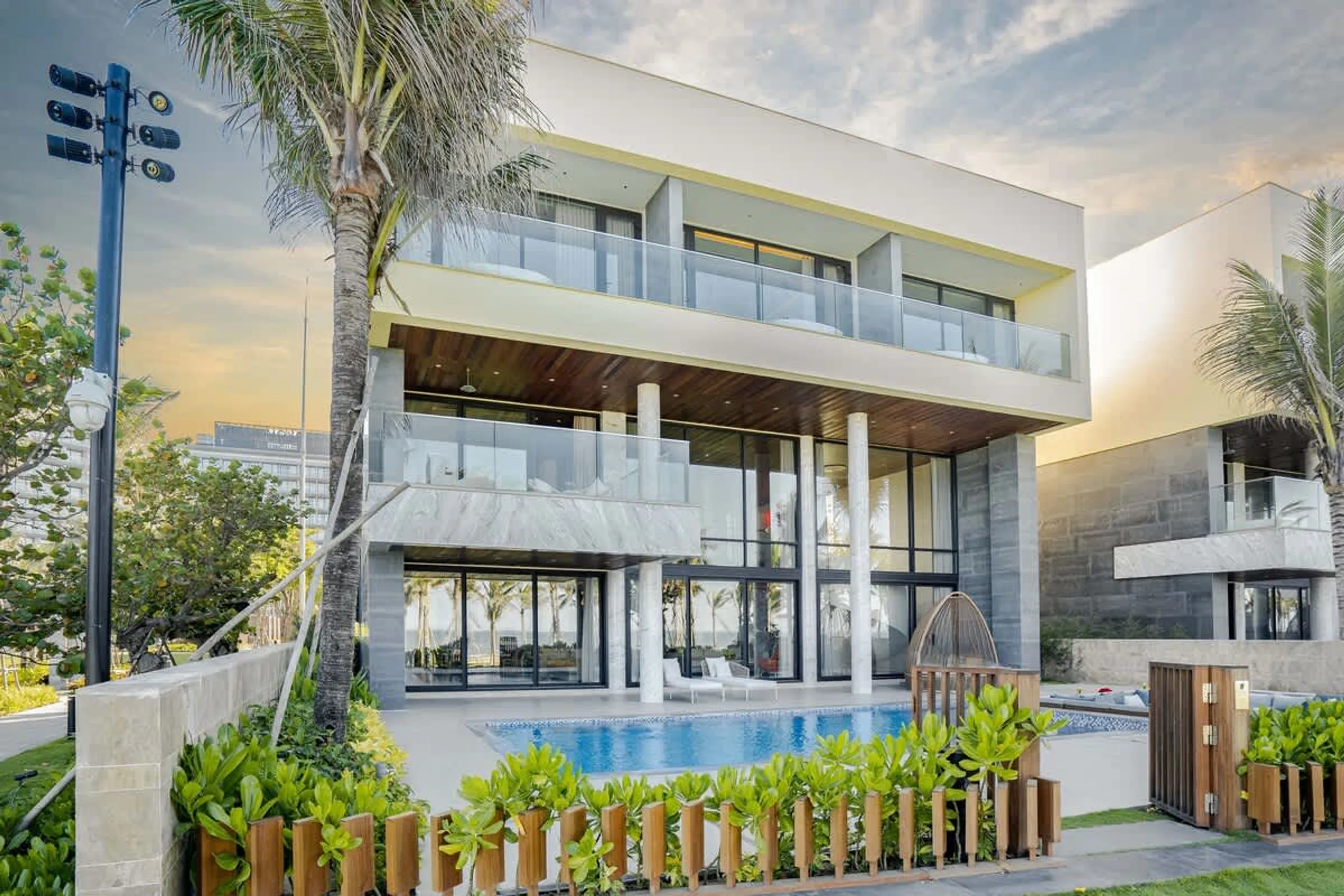 Lavish 6-Bedroom Villa with Pool and Stunning Beach Access — photograph 2
