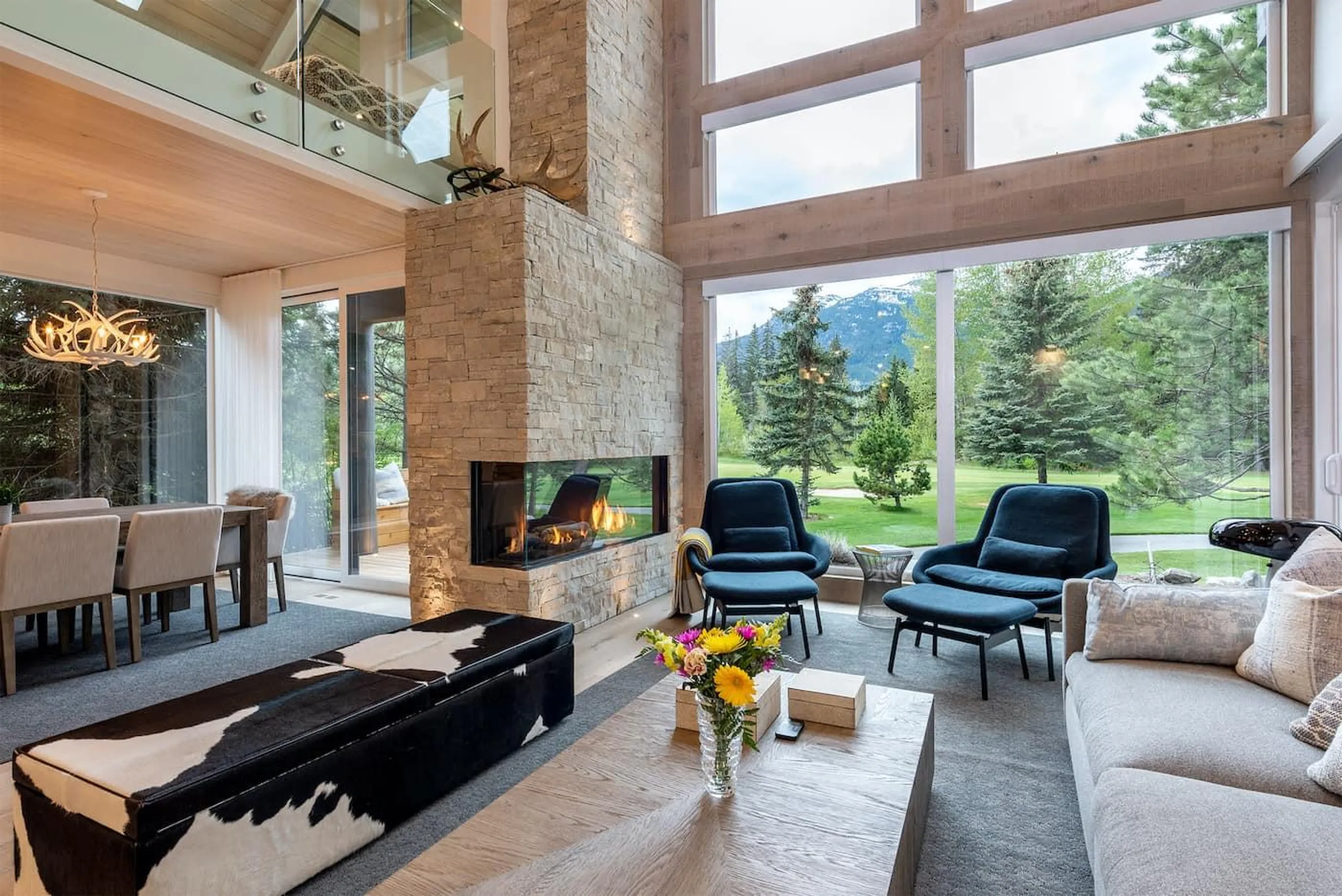 Luxurious Retreat with Majestic Mountain Views and Grandiose Poolside Elegance VILLAWAY® — photograph 10