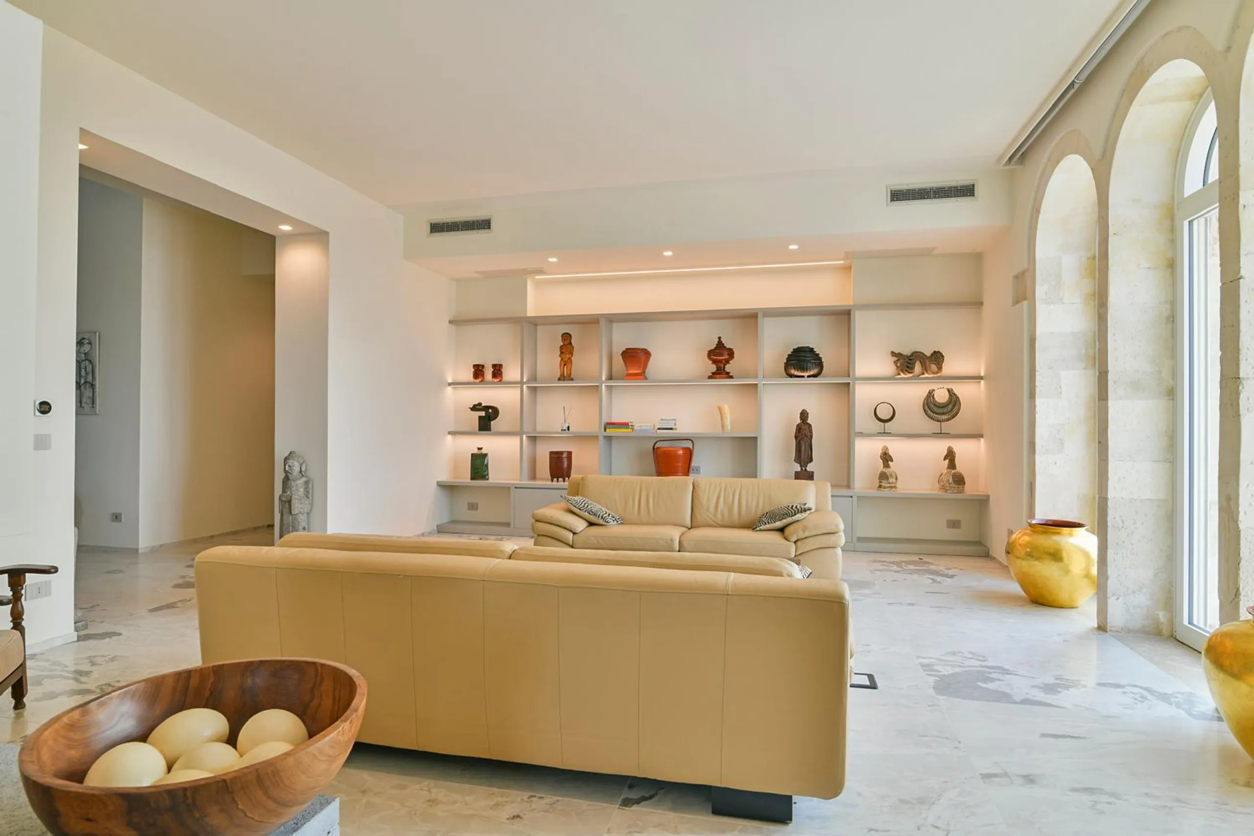 Chic Sicilian Villa with Private Infinity Pool and Scenic Terraces — photograph 9