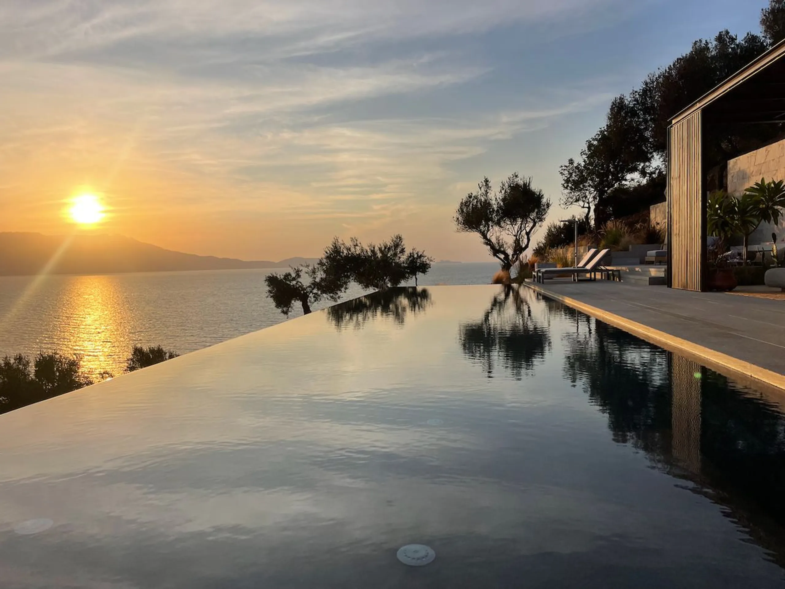 Captivating Waterfront Villa with Infinity Pool, Native Garden and Private Beach Access — photograph 4