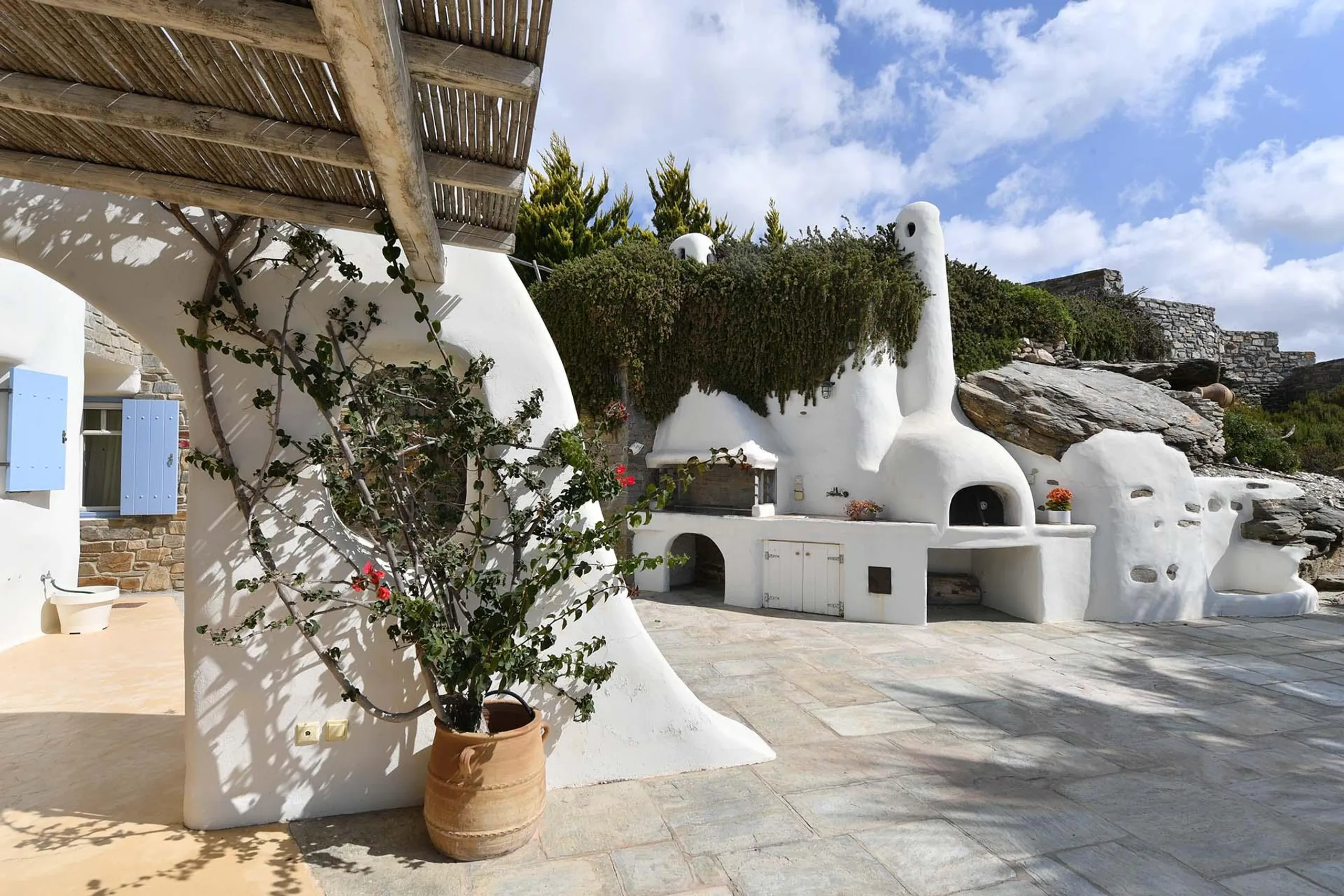 Prestige Oasis Villa with Private Infinity Pool and Traditional Cycladic Style with Modern Architectural Elements — photograph 2