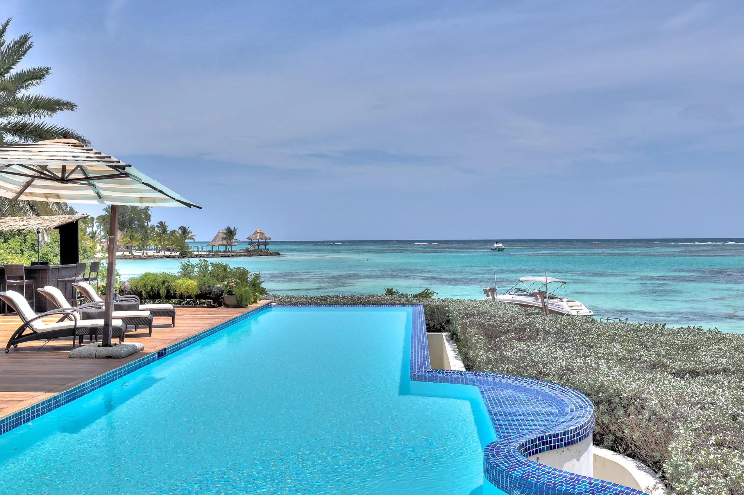 Punta Cana Waterfront Villa with Private Pool and Resort Amenities — photograph 4