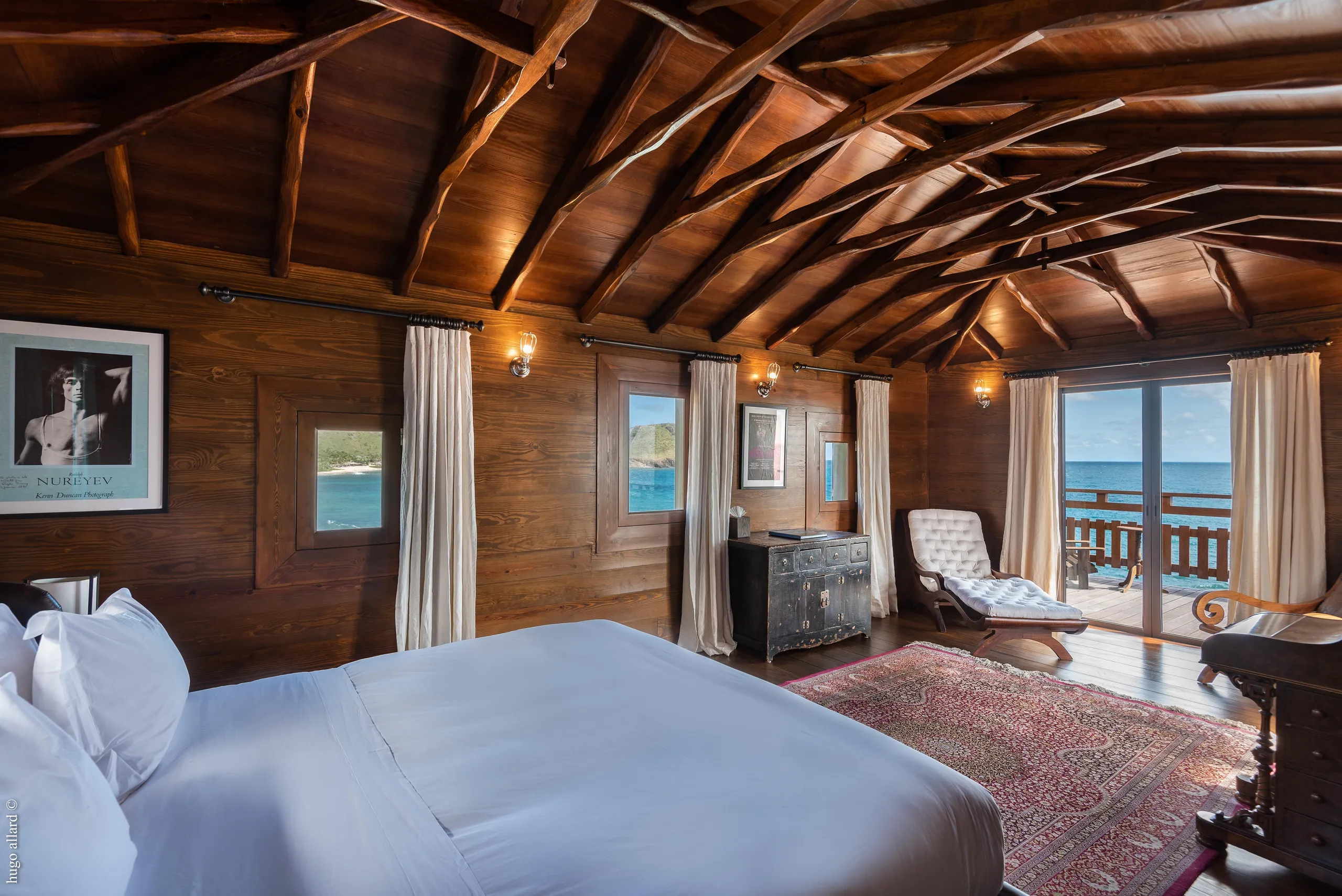 Majestic Oceanside Villa with Invigorating Pool — photograph 11