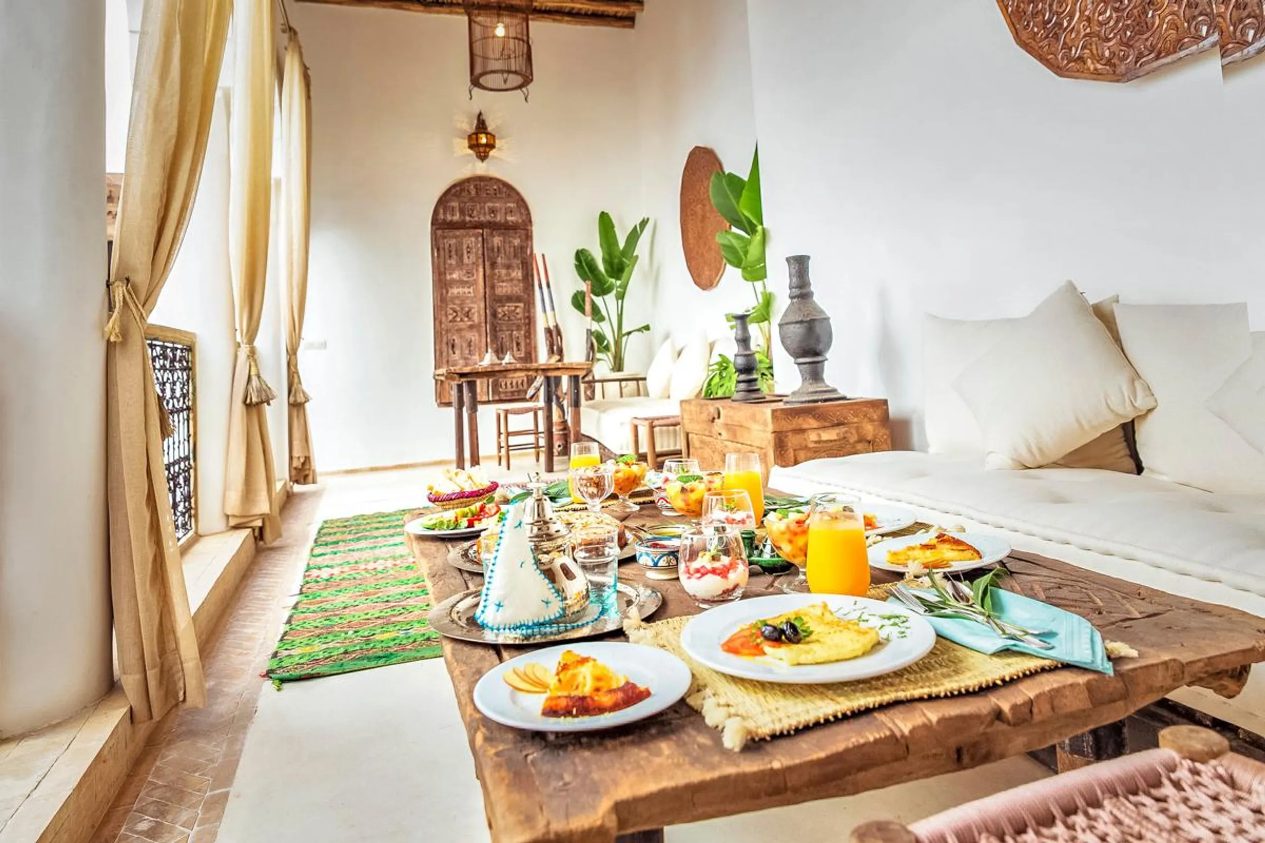 Majestic Traditional Villa in Marrakesh with Pool — photograph 3