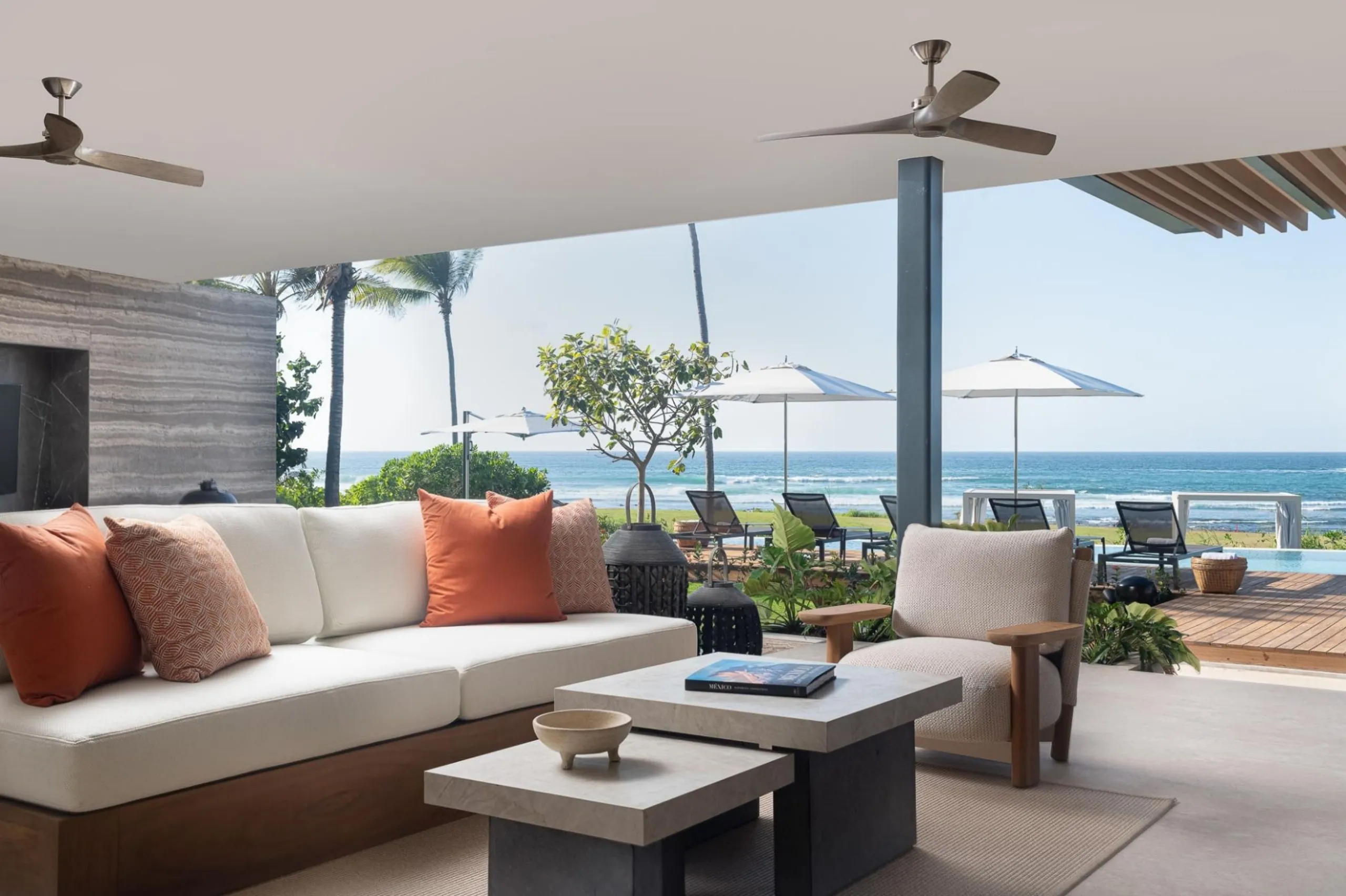 Elegantly Appointed 8-Bedroom Oceanfront Estate Overlooking Tail of the Whale — photograph 10
