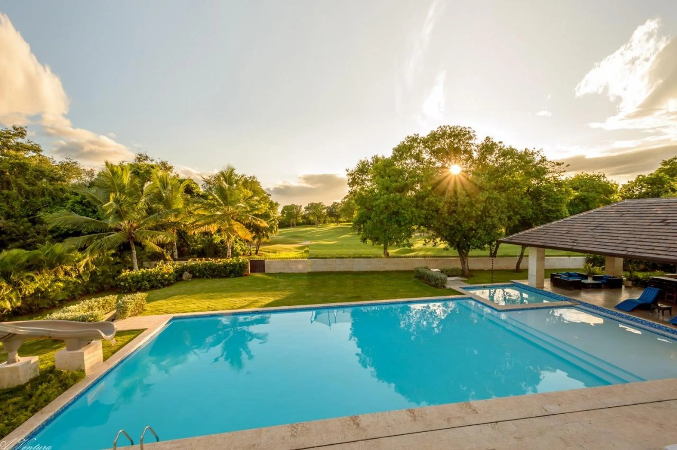 Elegant and Lush Estate with Private Pool and Hot Tub — photograph 4