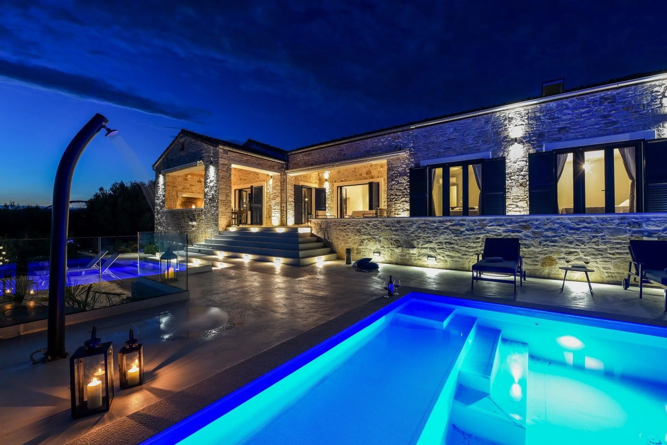 Plush and Inviting 5 Bedroom Villa with Private Infinity Pool and Sea Views — photograph 2