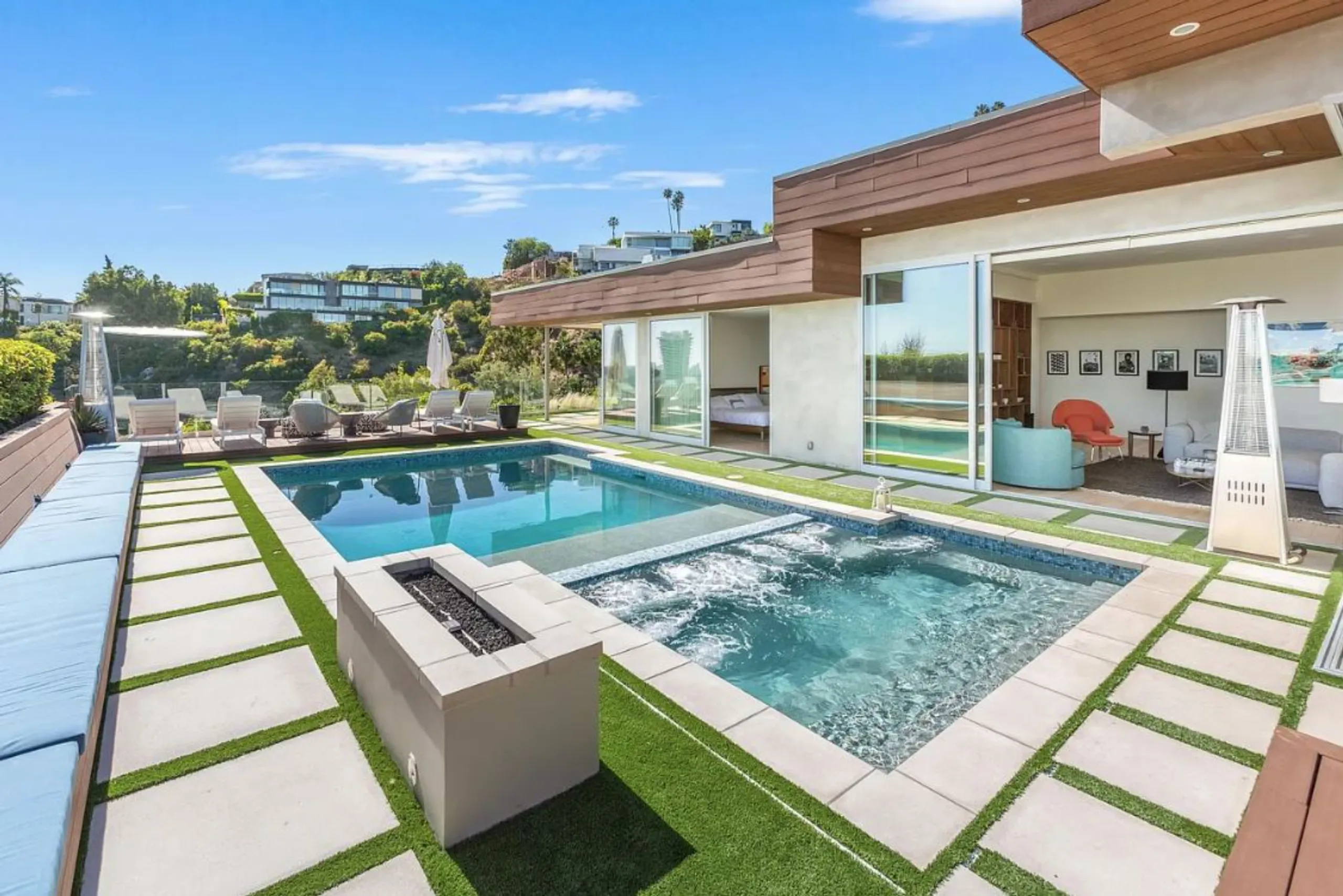 Majestic Elegant Villa with Infinity Pool And City View — photograph 11