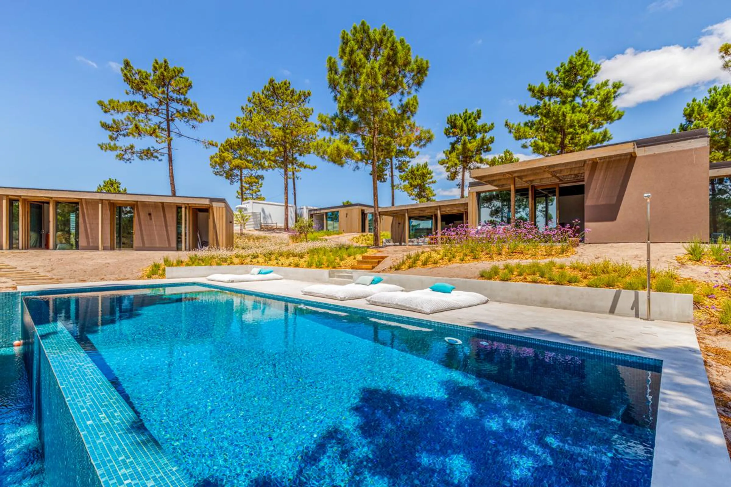 Modern Beach Haven Villa with Private Pool, and Close to Pristine Beach, Carvalhal