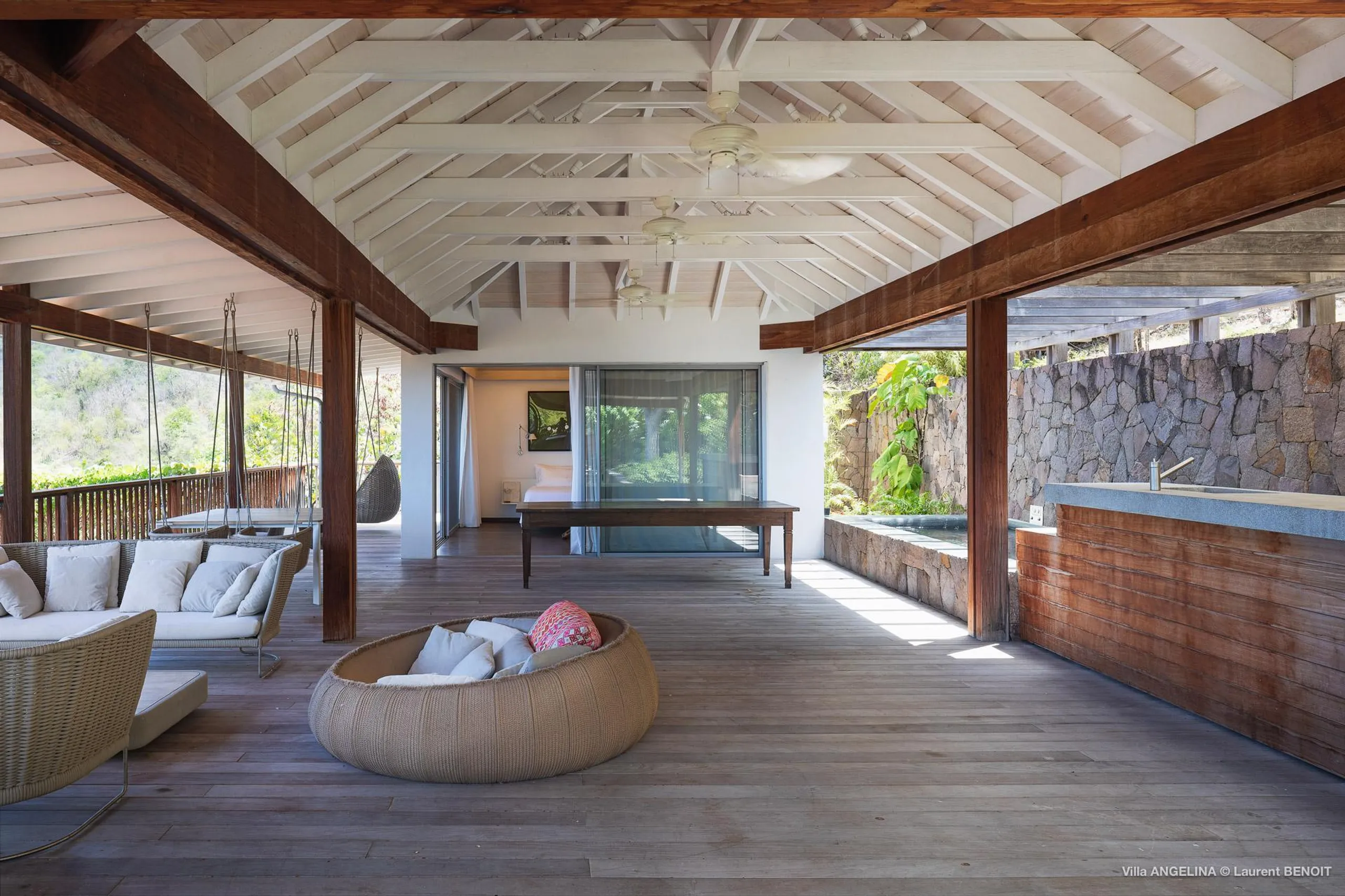 Elegant Seaview Retreat with Infinity Pool and Jacuzzi — photograph 5
