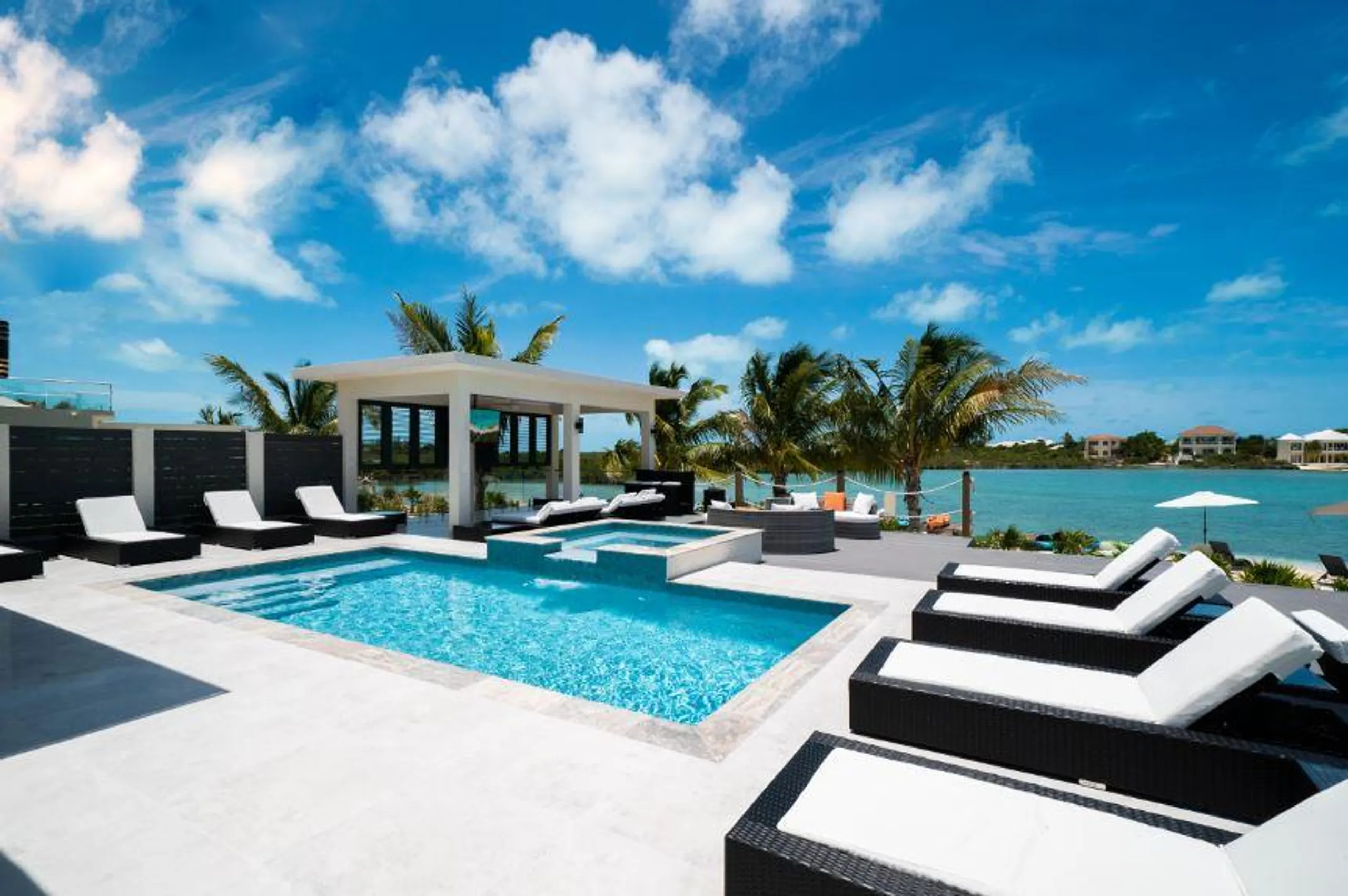Chic Waterside Villa with Private Pool and Stunning Views — photograph 2