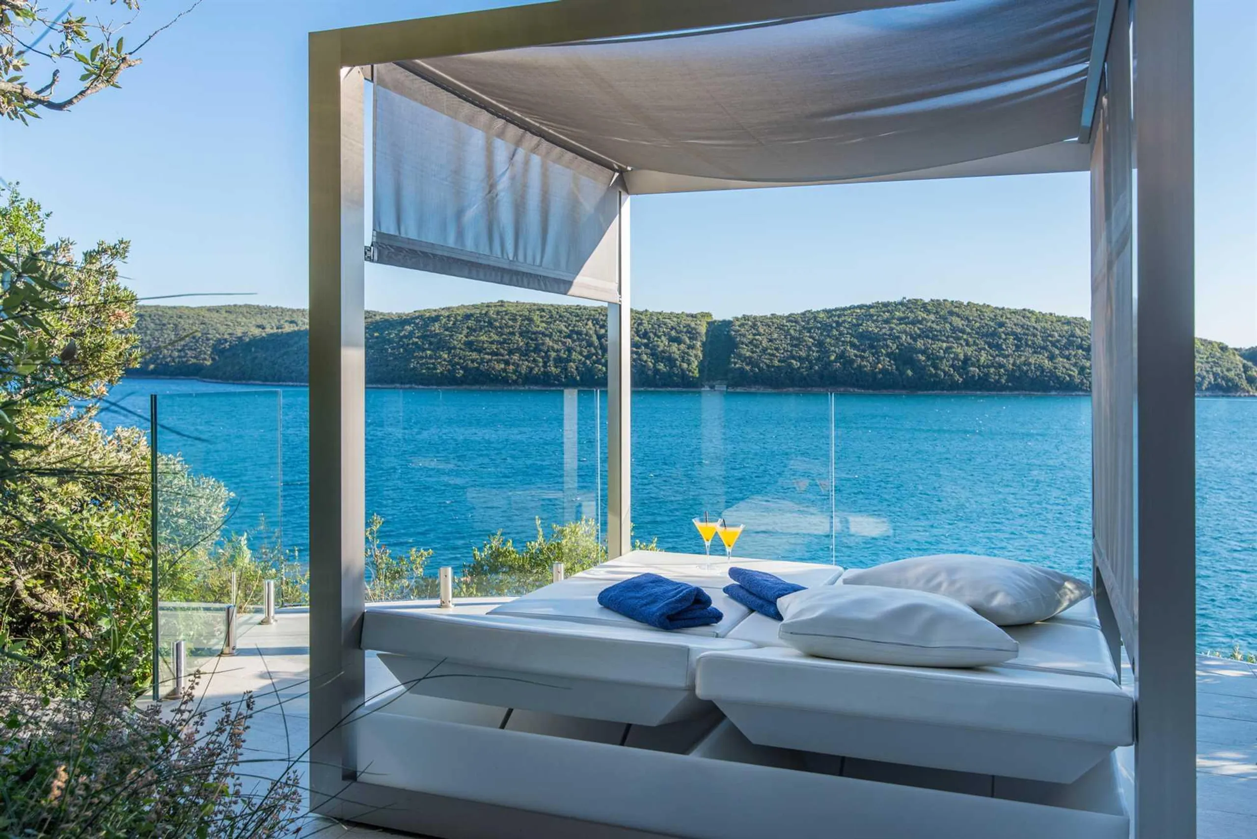 Elegantly Appointed 5-Bedroom Villa with Heated Pool, Private Beach and Jacuzzis — photograph 4