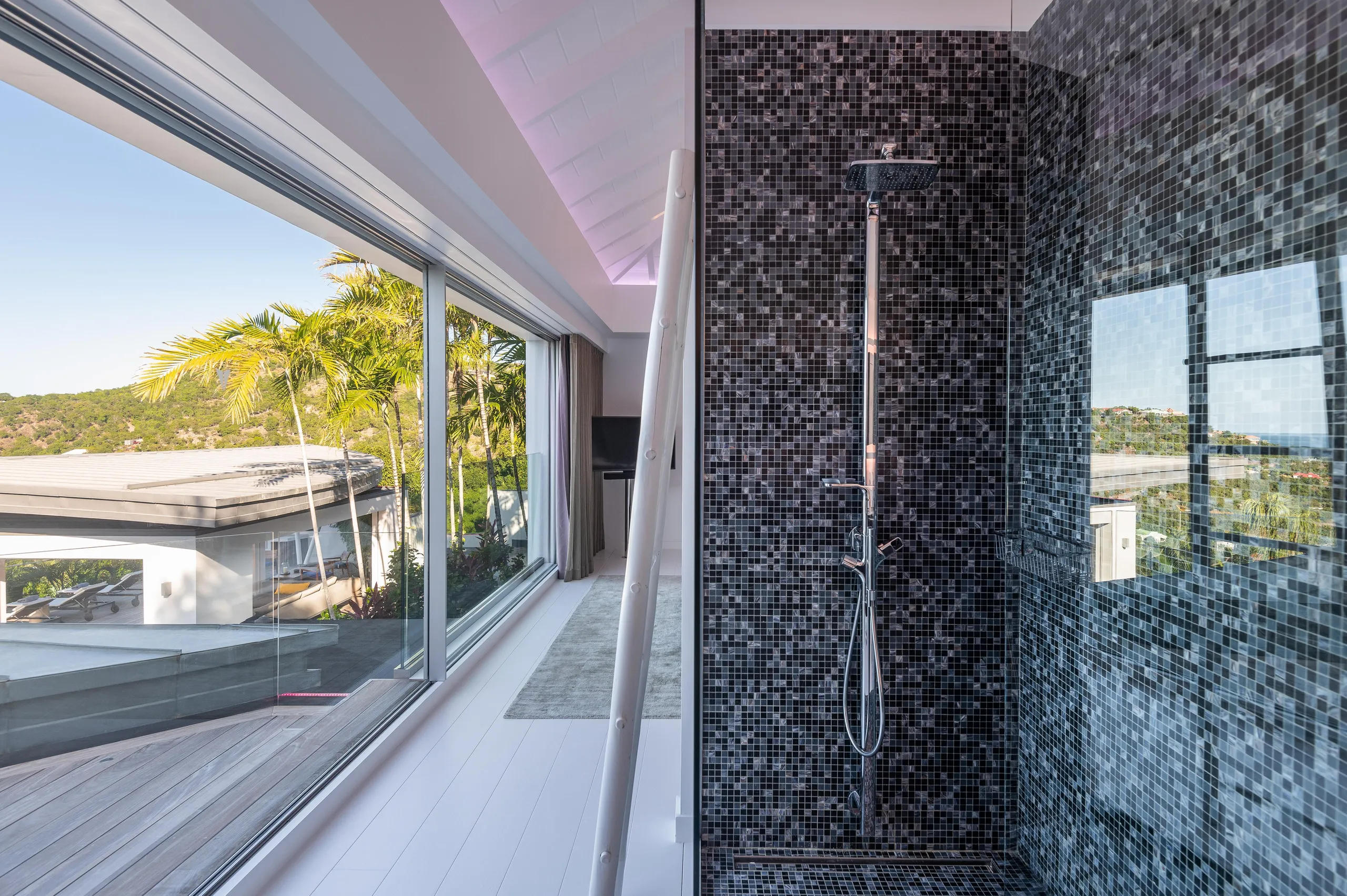 Opulent Villa with Private Pool and Fitness Room — photograph 9