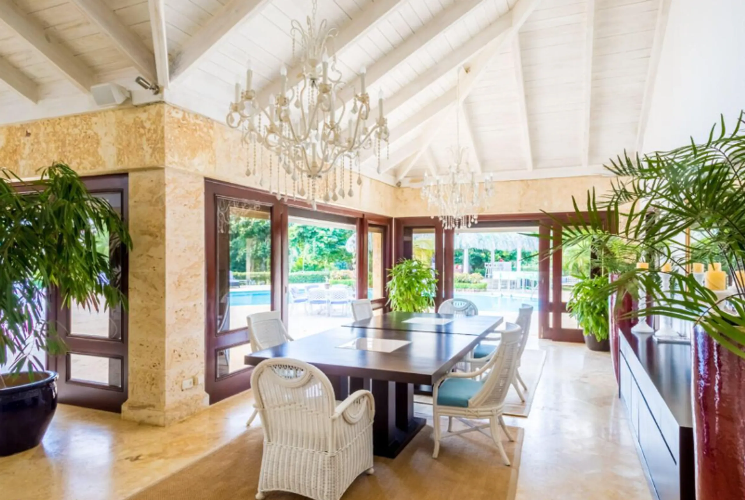 Classic Grand Estate with Private Pool and Gold Access — photograph 9