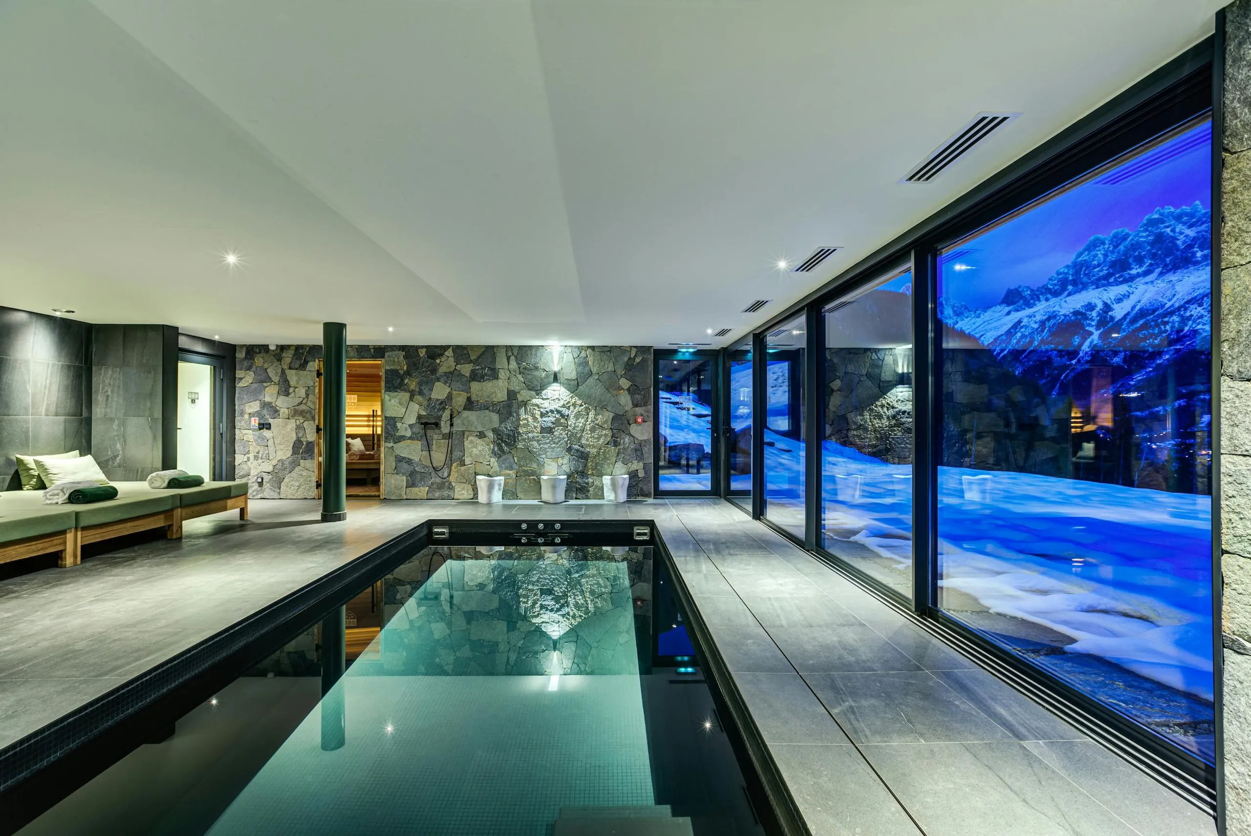 Golden Star Retreat Estate with Private Indoor Pool, Hot Tub, Sauna and Breathtaking Mountain Peak Views — photograph 7