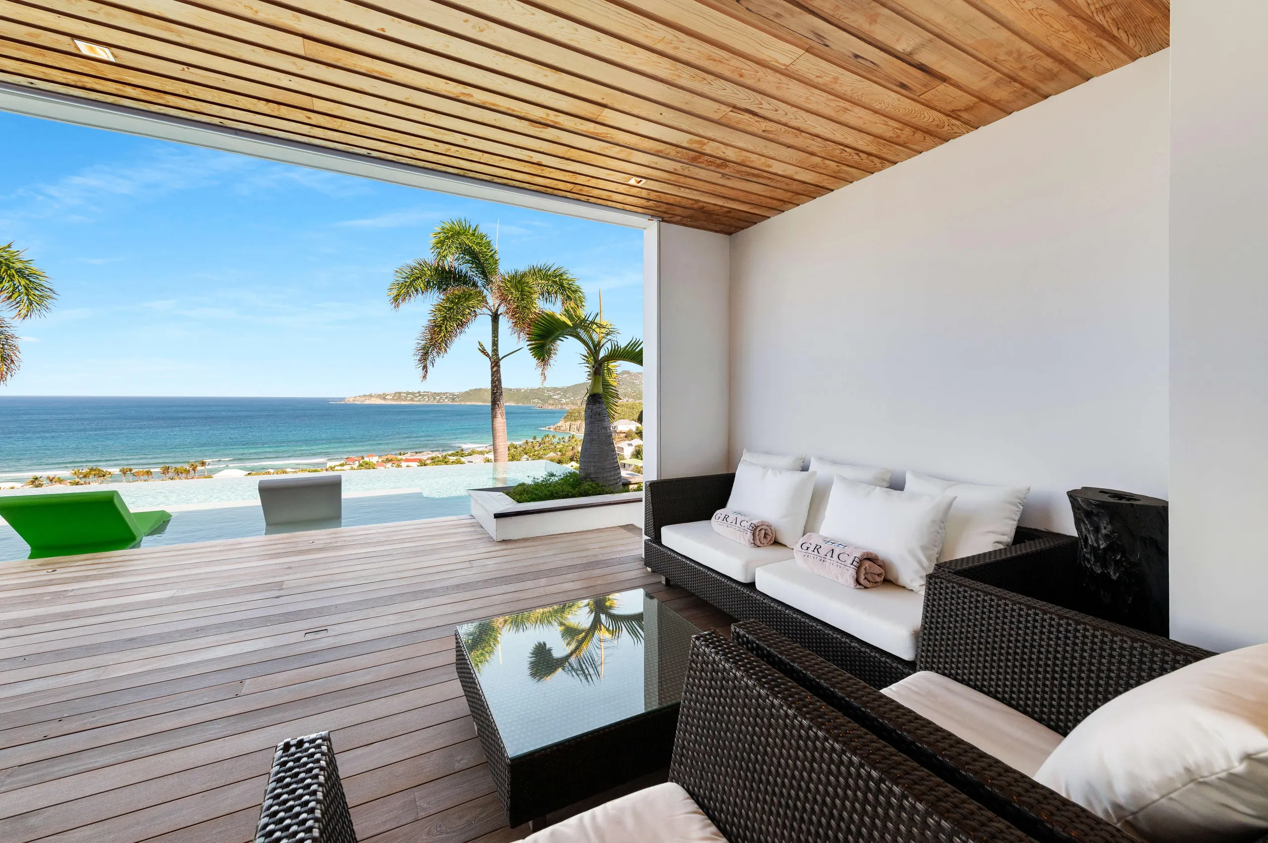 Captivating Majestic Villa with Infinity Pool and Awe-Inspiring Ocean Views — photograph 8