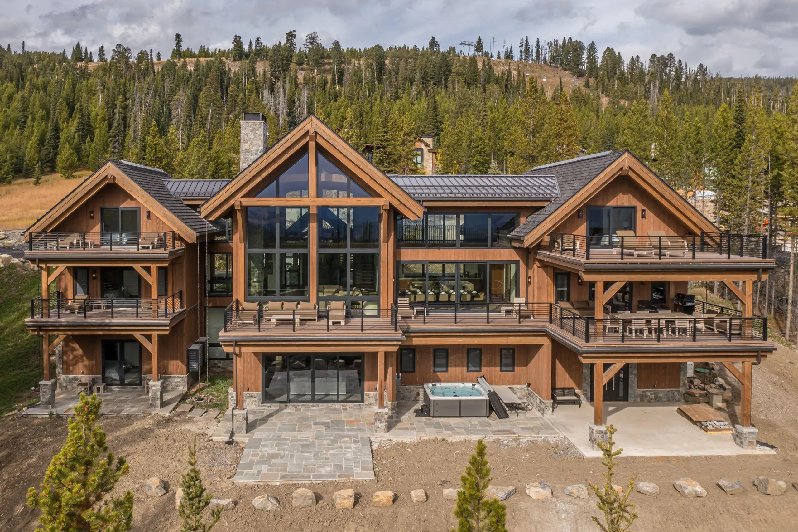 Regal Resort-Style Chalet in Big Sky with Jacuzzi and Fireplace — photograph 5