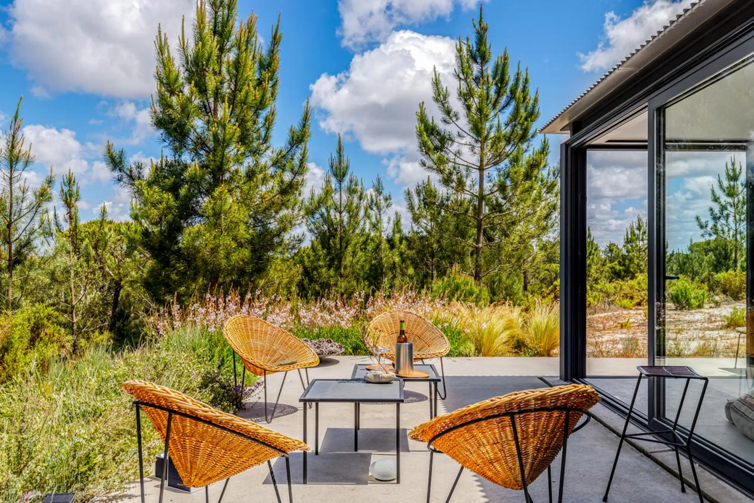 Magnificent Contemporary Villa with Private Pool and Scenic Surroundings — photograph 10