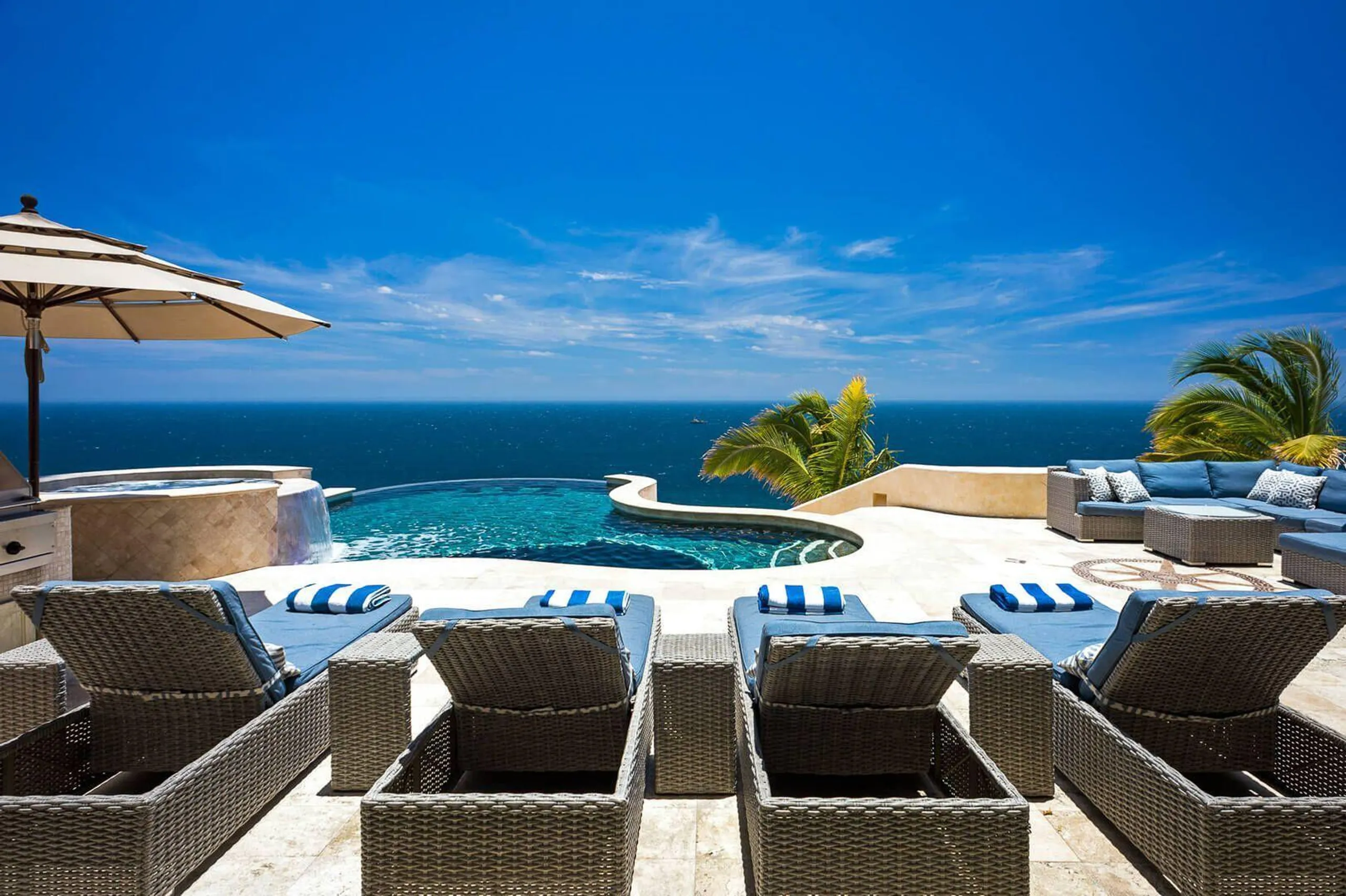 Grand Pedregal Estate with Infinity Pool, Hot Tub and Ocean Views, Pedregal