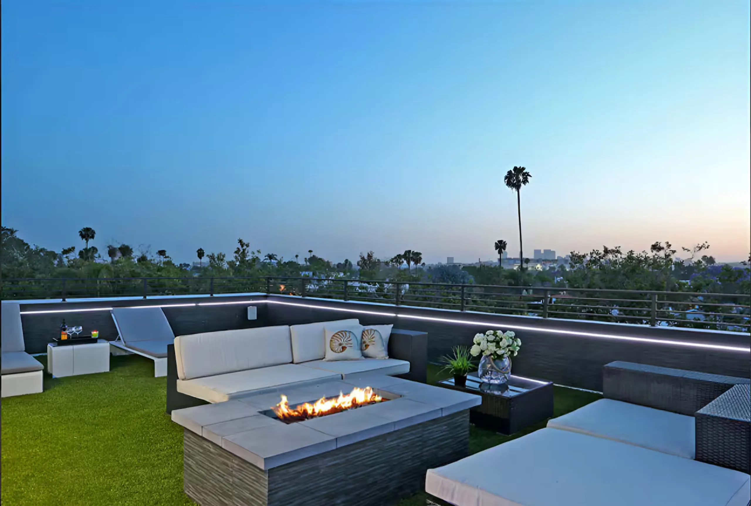 Modern Luxe Melrose Oasis with Private Pool and Rooftop — photograph 10