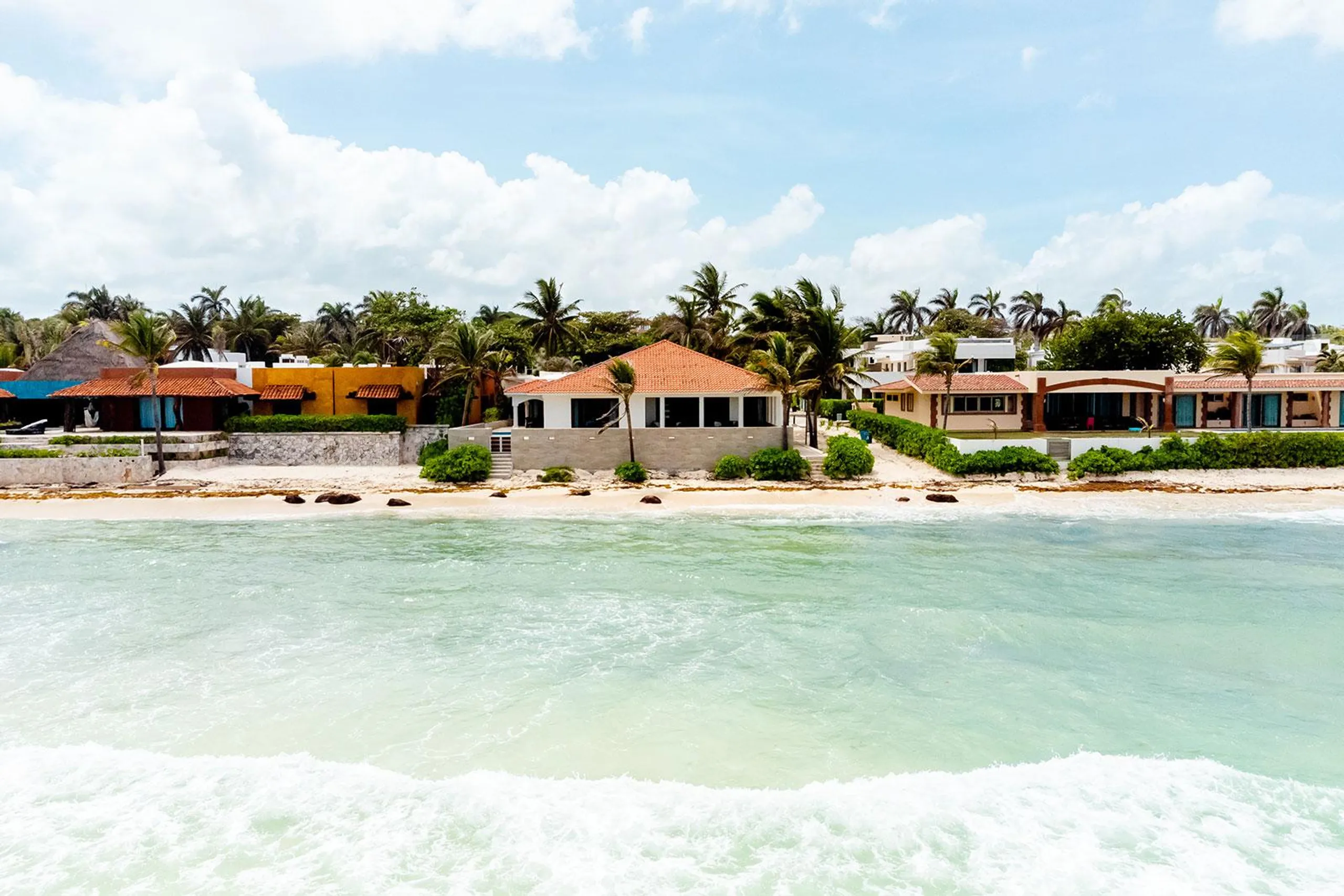 Paraiso Beachfront Modern Luxury Estate with Pool — photograph 2
